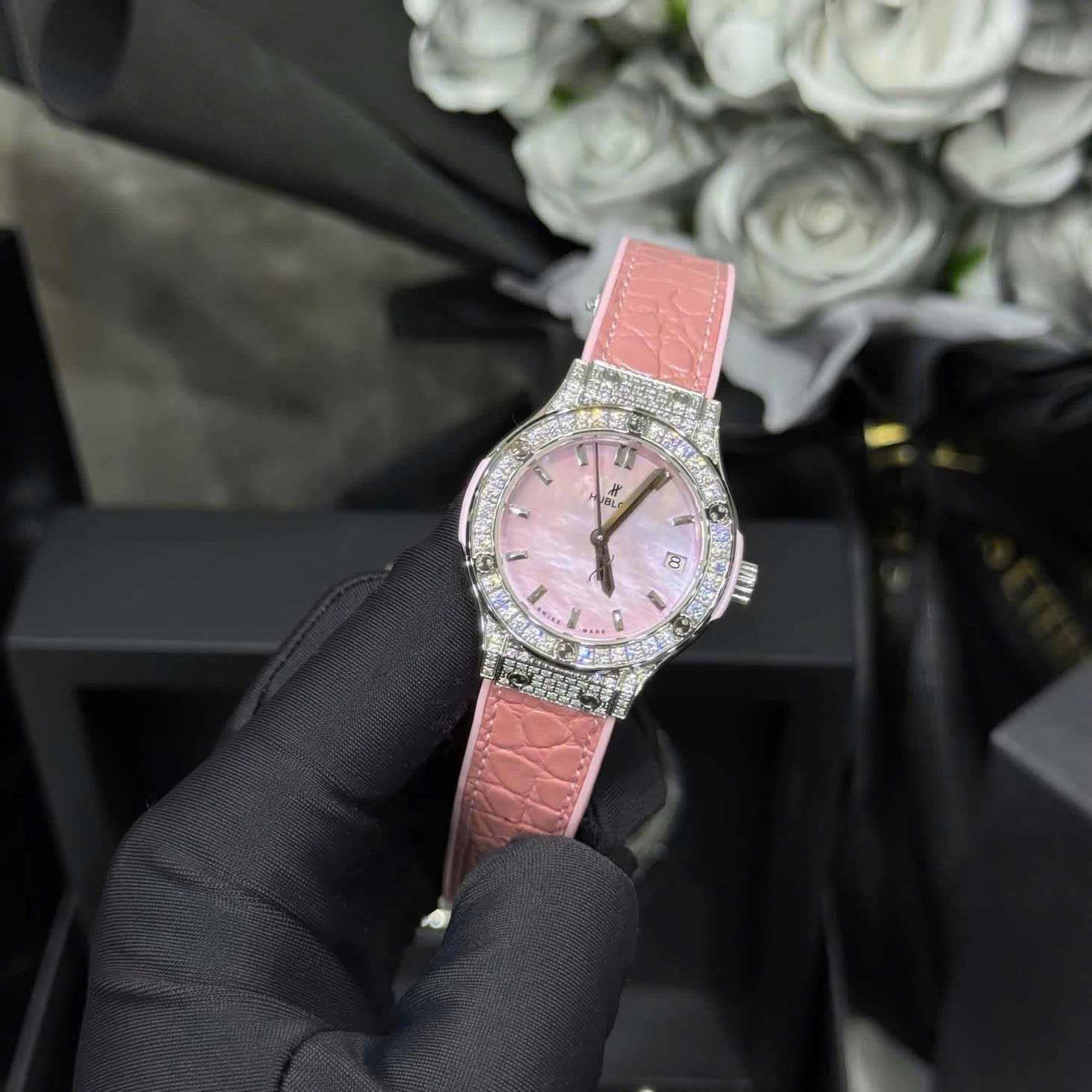 ĐỒNG HỒ HUBLOT CHẾ TÁC MẶT XÀ CỪ HỒNG ĐÍNH KIM CƯƠNG MOISSANITE 33MM (5) ĐỒNG HỒ HUBLOT CHẾ TÁC MẶT XÀ CỪ HỒNG ĐÍNH KIM CƯƠNG MOISSANITE 33MM