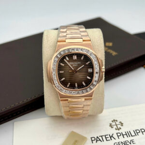 ĐỒNG HỒ PATEK PHILIPPE 5723 CHẾ TÁC BỌC VÀNG 18K MOISSANITE BAGUETTE 40MM 1 ĐỒNG HỒ PATEK PHILIPPE 5723 CHẾ TÁC BỌC VÀNG 18K MOISSANITE BAGUETTE 40MM