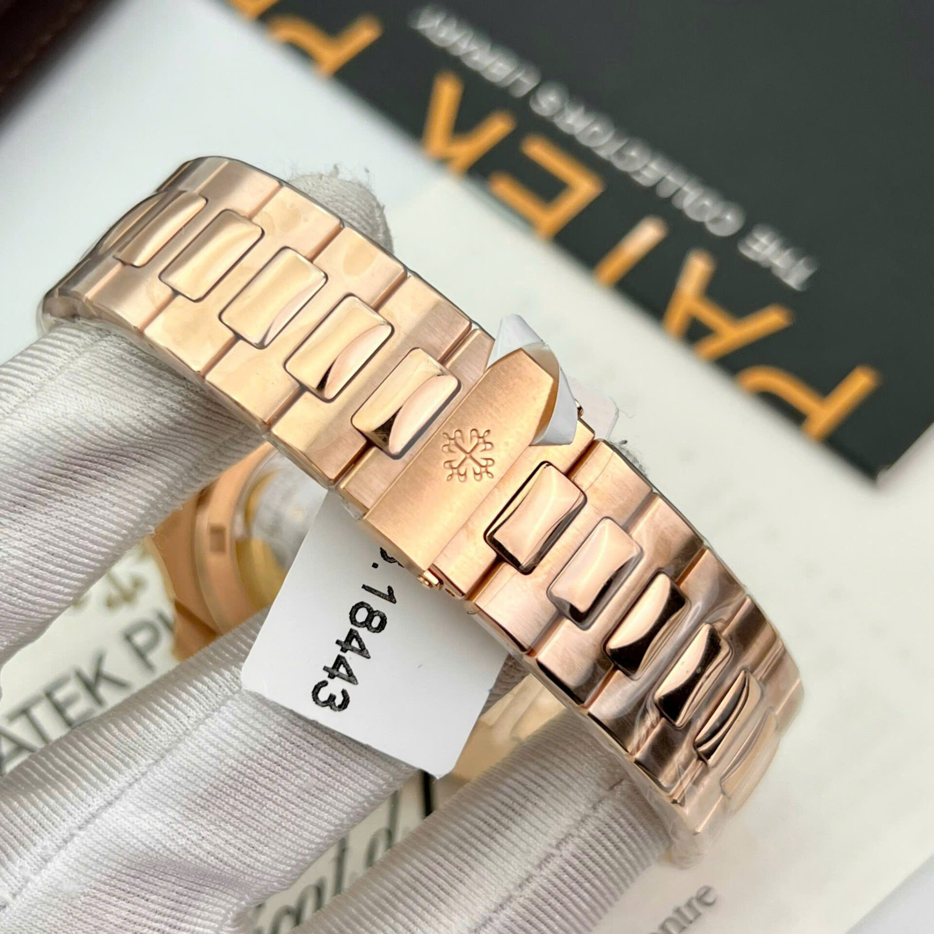 ĐỒNG HỒ PATEK PHILIPPE 5723 CHẾ TÁC BỌC VÀNG 18K MOISSANITE BAGUETTE 40MM (6) ĐỒNG HỒ PATEK PHILIPPE 5723 CHẾ TÁC BỌC VÀNG 18K MOISSANITE BAGUETTE 40MM