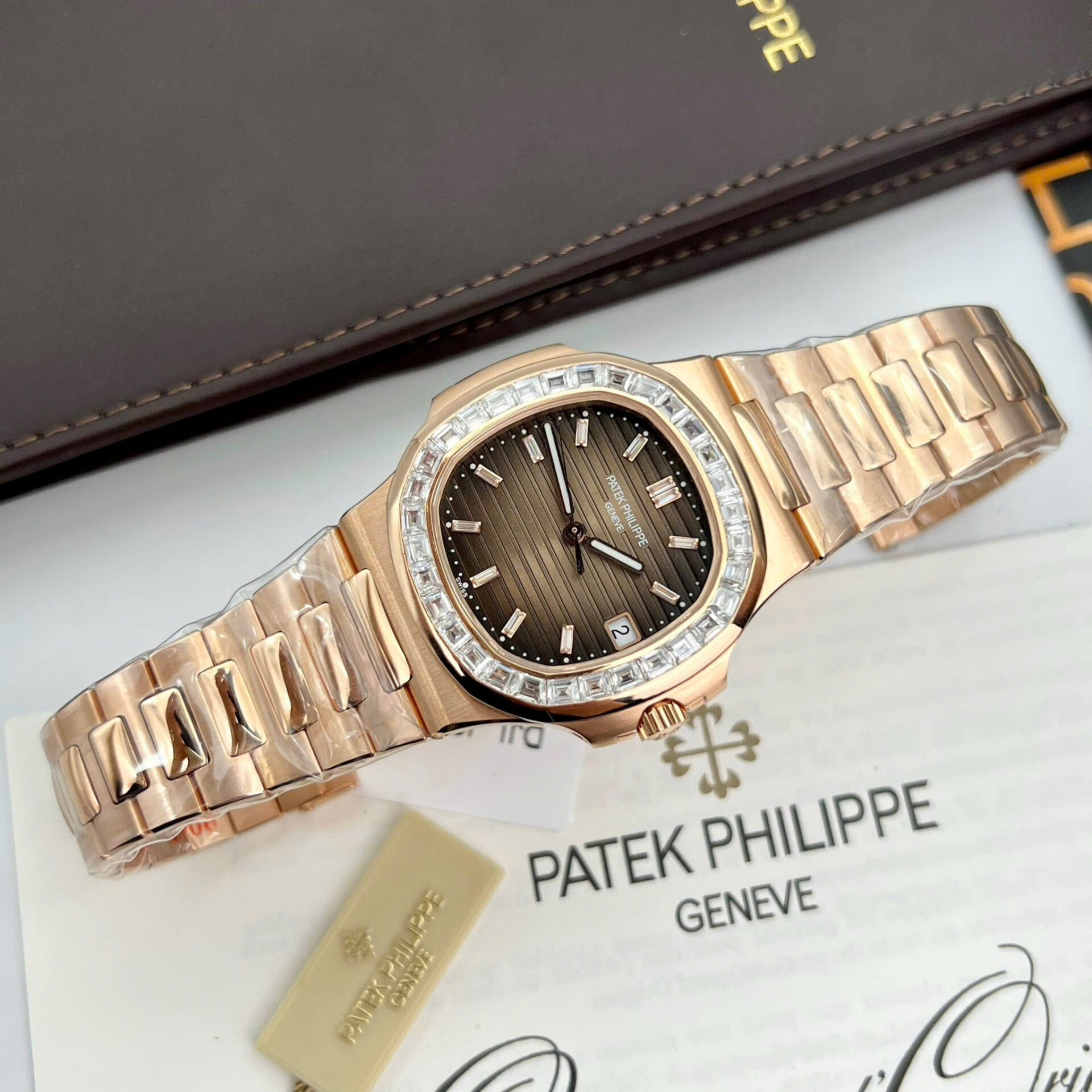 ĐỒNG HỒ PATEK PHILIPPE 5723 CHẾ TÁC BỌC VÀNG 18K MOISSANITE BAGUETTE 40MM (8) ĐỒNG HỒ PATEK PHILIPPE 5723 CHẾ TÁC BỌC VÀNG 18K MOISSANITE BAGUETTE 40MM