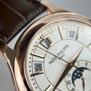 PATEK PHILIPPE COMPLICATIONS 5205R CUSTOM WATCH WHITE DIAL WRAPPED GOLD GR 40MM 5 Technical Specifications Patek Philippe Replica Watch Diameter: 40mm Movement: Automatic – Super Clone Crystal: Sapphire Case Material: Stainless Steel Strap: Steel Strap Water Resistance: Good Warranty Policy Patek Philippe Replica Watch 5-Year Movement Warranty – Free replacement within the first 15 days for defects Lifetime Repairs & Genuine Parts – At cost price Lifetime Free Maintenance – Includes oiling and polishing services Trade-In & Upgrade Program – Best value for your old watch Worldwide Shipping & Confidentiality Guaranteed