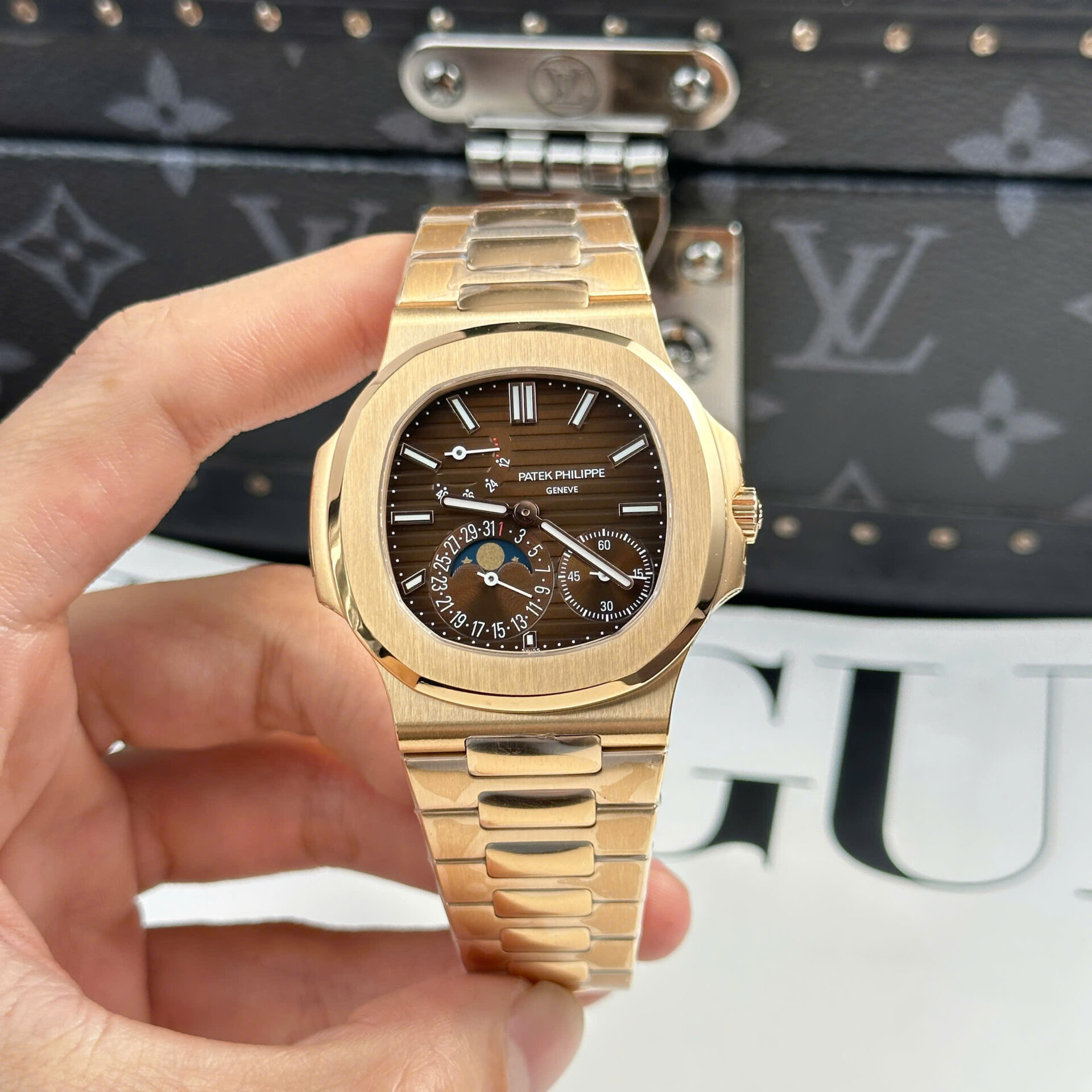 ĐỒNG HỒ PATEK PHILIPPE NAUTILUS 5712 MẠ VÀNG HỒNG BẢN KHOÁ MỚI NHÀ MÁY PPF 40MM (2) ĐỒNG HỒ PATEK PHILIPPE NAUTILUS 5712 MẠ VÀNG HỒNG BẢN KHOÁ MỚI NHÀ MÁY PPF 40MM