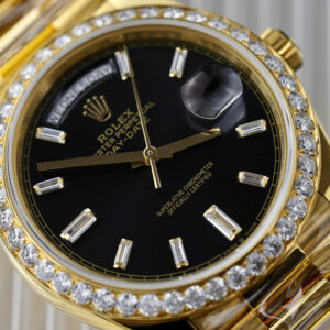 ĐỒNG HỒ ROLEX DAY-DATE BEST COPY BỌC VÀNG MẶT ĐEN ĐÍNH MOISSANITE GM 40MM 2 ĐỒNG HỒ ROLEX ĐAY-DATE BEST COPY BỌC VÀNG MẶT ĐEN ĐÍNH MOISSANITE GM 40MM (1)