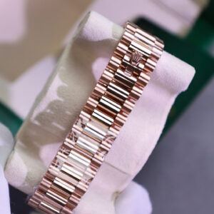 ĐỒNG HỒ ROLEX DAY-DATE BỌC VÀNG ĐÍNH FULL MOISSANITE REPLICA 40MM 8 ĐỒNG HỒ ROLEX DAY-DATE BỌC VÀNG ĐÍNH FULL MOISSANITE REPLICA 40MM