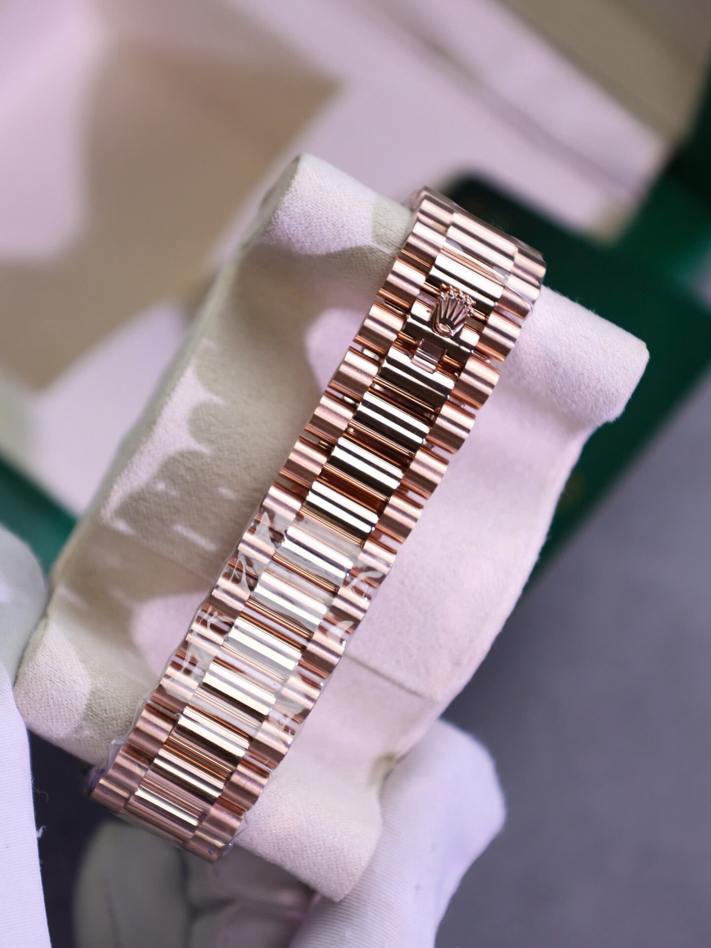 ĐỒNG HỒ ROLEX DAY-DATE BỌC VÀNG ĐÍNH FULL MOISSANITE REPLICA 40MM (1) ĐỒNG HỒ ROLEX DAY-DATE BỌC VÀNG ĐÍNH FULL MOISSANITE REPLICA 40MM