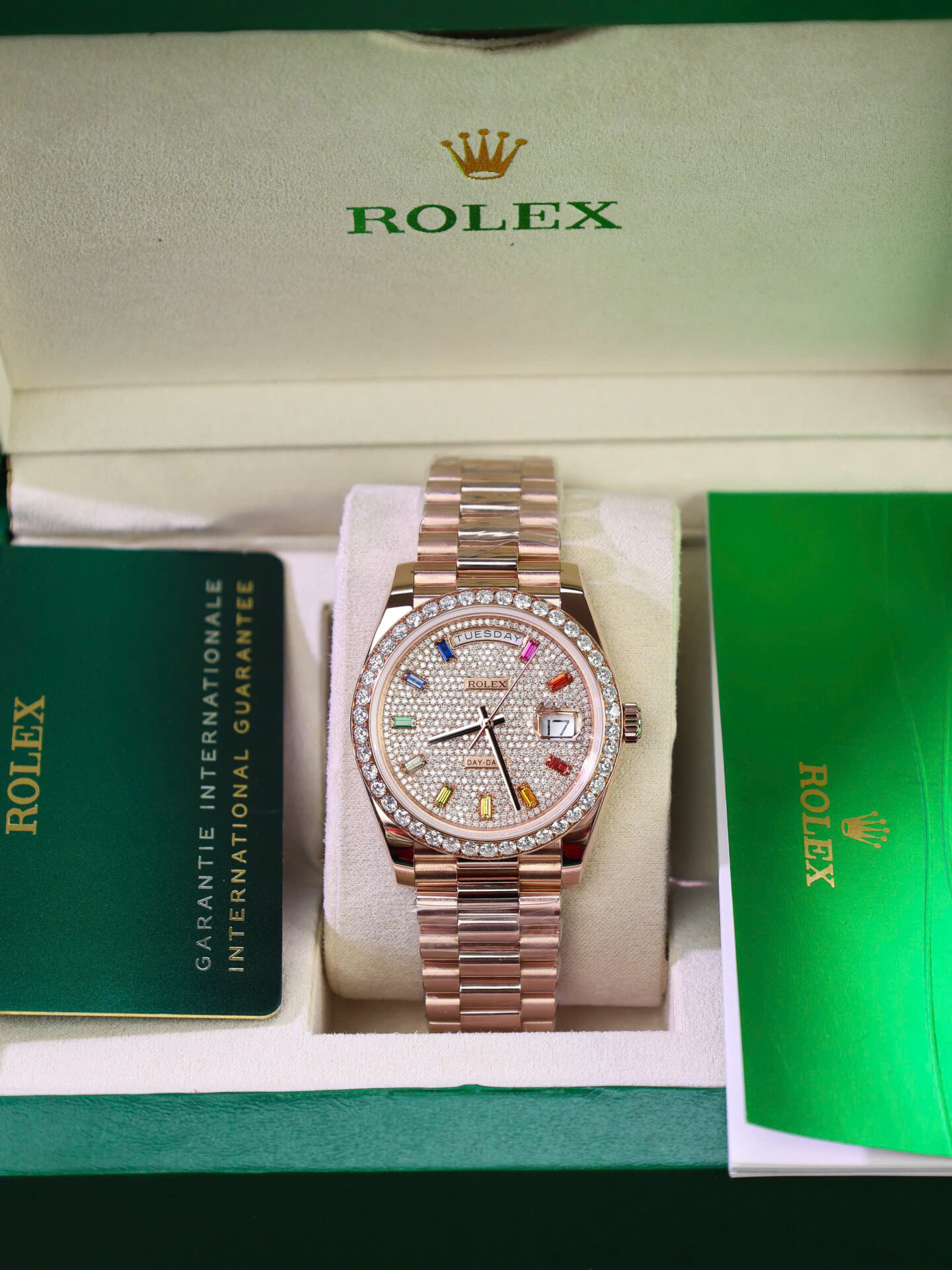 ĐỒNG HỒ ROLEX DAY-DATE BỌC VÀNG ĐÍNH FULL MOISSANITE REPLICA 40MM (3) ĐỒNG HỒ ROLEX DAY-DATE BỌC VÀNG ĐÍNH FULL MOISSANITE REPLICA 40MM