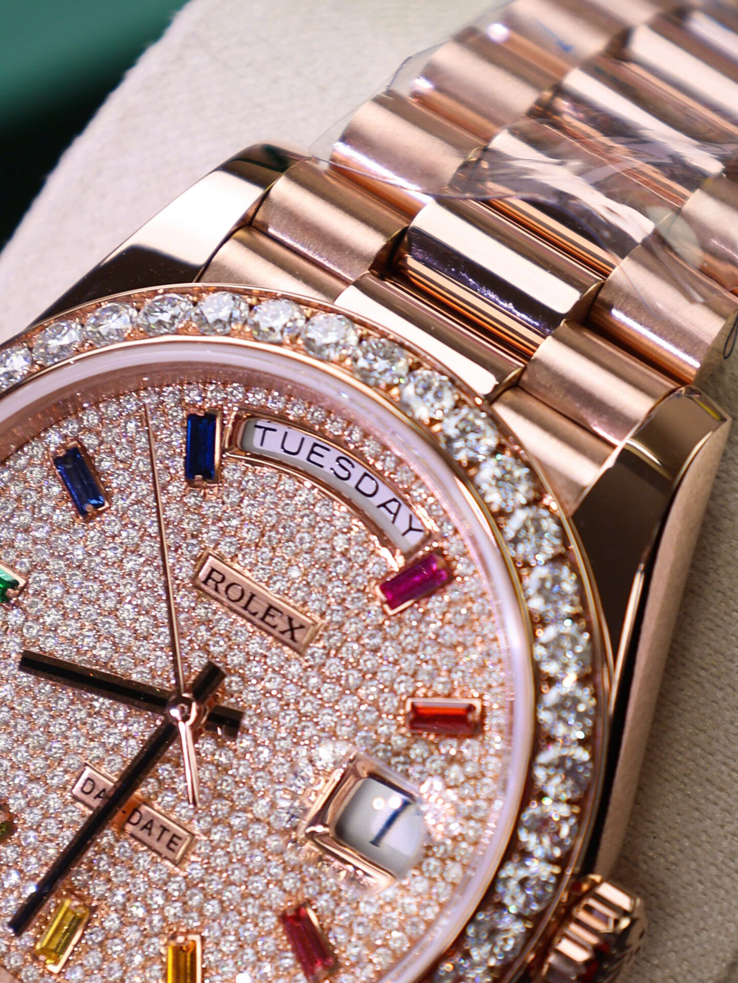 ĐỒNG HỒ ROLEX DAY-DATE BỌC VÀNG ĐÍNH FULL MOISSANITE REPLICA 40MM (7) ĐỒNG HỒ ROLEX DAY-DATE BỌC VÀNG ĐÍNH FULL MOISSANITE REPLICA 40MM