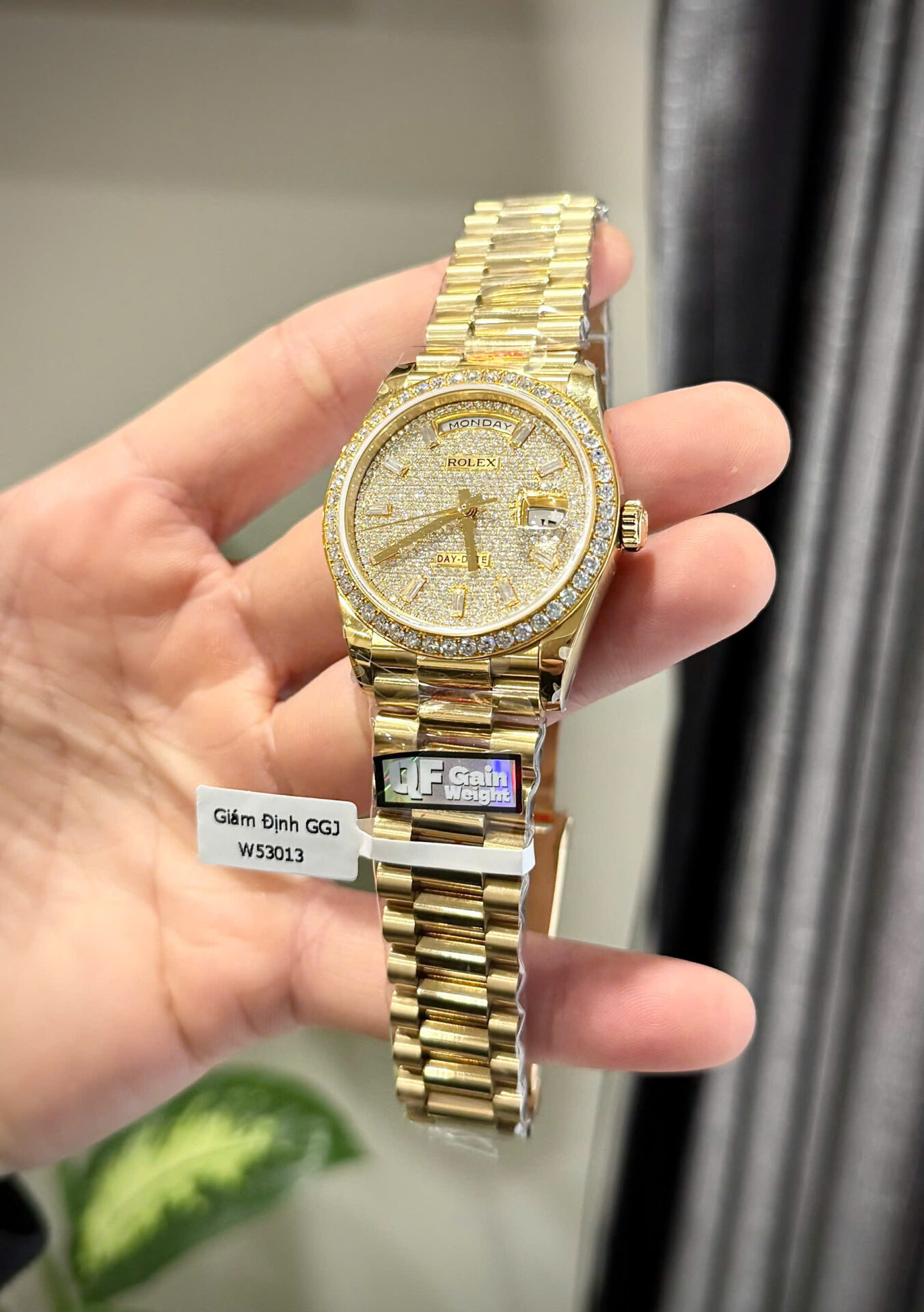 ĐỒNG HỒ ROLEX DAY-DATE CHẾ TÁC MẠ VÀNG ĐÍNH KIM CƯƠNG MOISSANITE QF 36MM (1) ĐỒNG HỒ ROLEX DAY-DATE CHẾ TÁC MẠ VÀNG ĐÍNH KIM CƯƠNG MOISSANITE QF 36MM