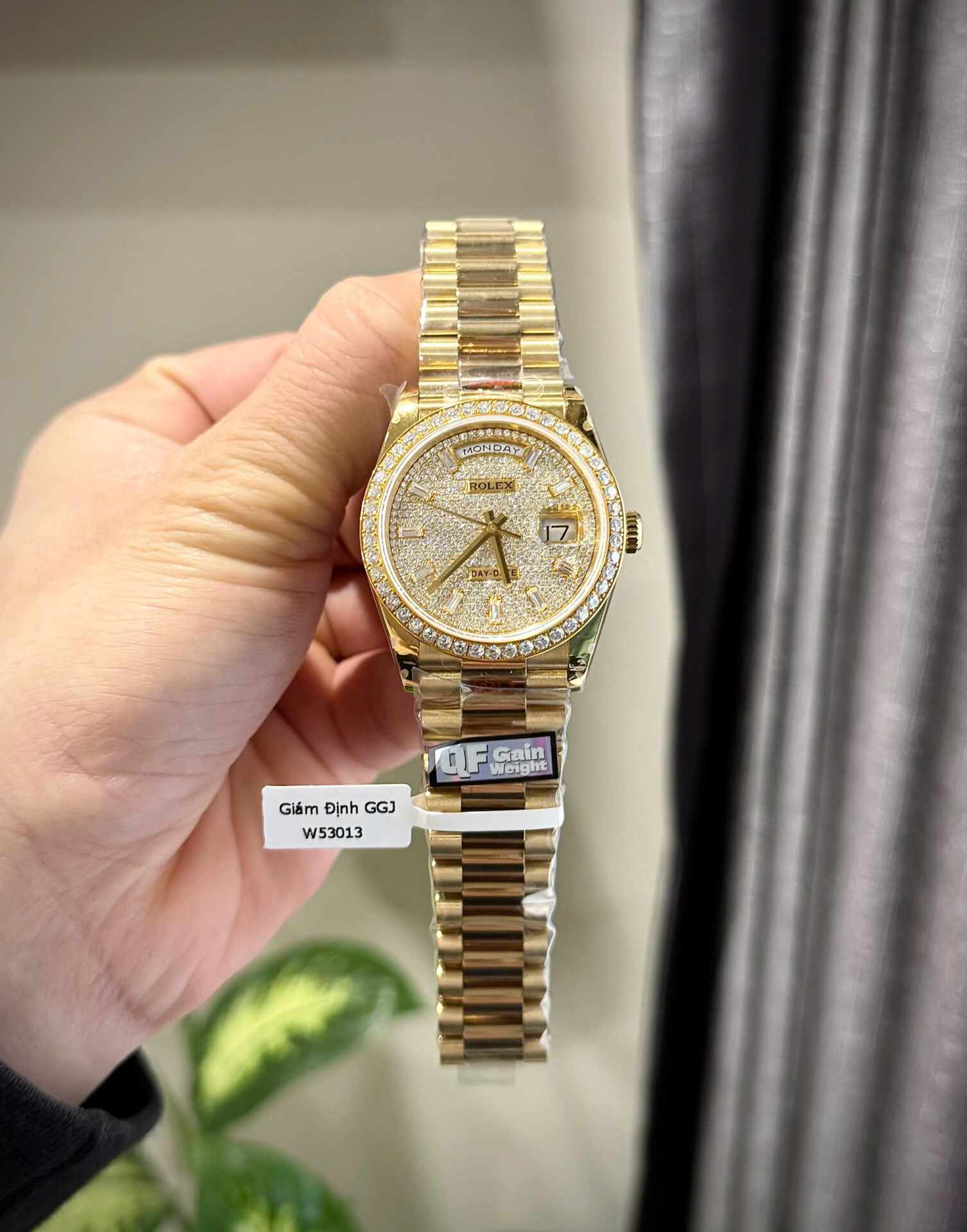 ĐỒNG HỒ ROLEX DAY-DATE CHẾ TÁC MẠ VÀNG ĐÍNH KIM CƯƠNG MOISSANITE QF 36MM (3) ĐỒNG HỒ ROLEX DAY-DATE CHẾ TÁC MẠ VÀNG ĐÍNH KIM CƯƠNG MOISSANITE QF 36MM