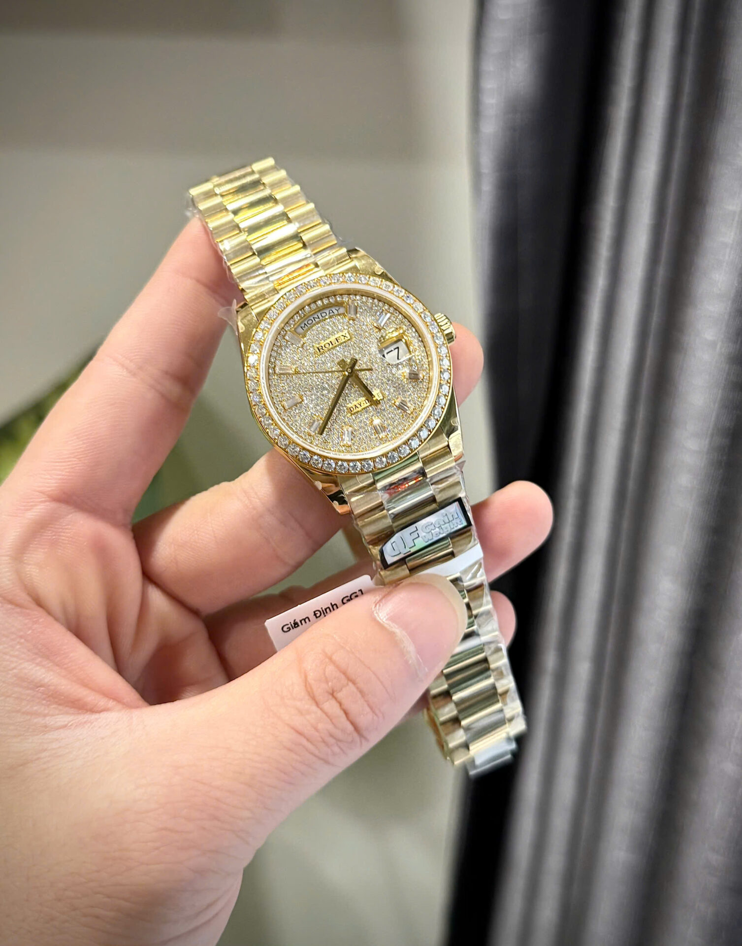 ĐỒNG HỒ ROLEX DAY-DATE CHẾ TÁC MẠ VÀNG ĐÍNH KIM CƯƠNG MOISSANITE QF 36MM (4) ĐỒNG HỒ ROLEX DAY-DATE CHẾ TÁC MẠ VÀNG ĐÍNH KIM CƯƠNG MOISSANITE QF 36MM