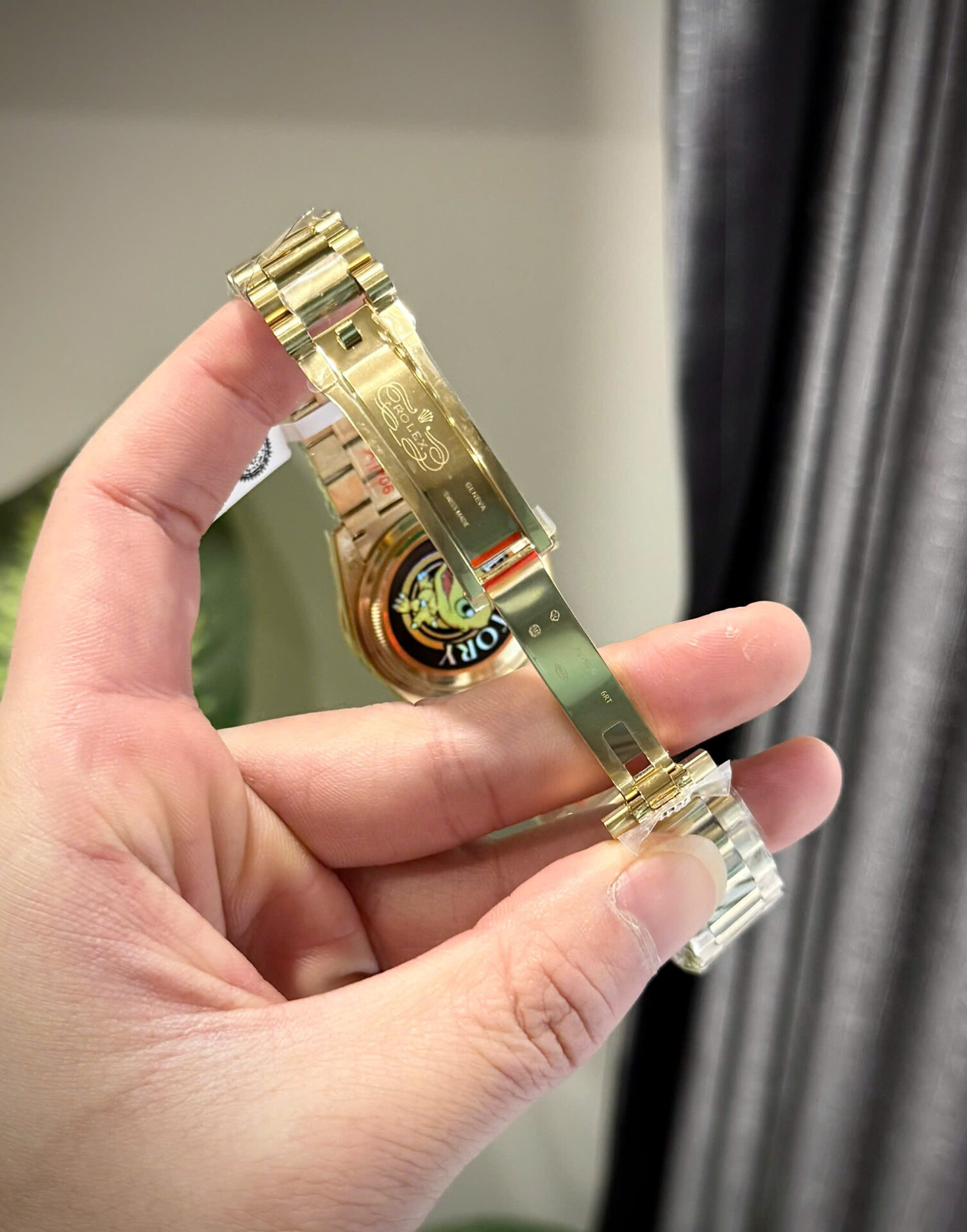 ĐỒNG HỒ ROLEX DAY-DATE CHẾ TÁC MẠ VÀNG ĐÍNH KIM CƯƠNG MOISSANITE QF 36MM (6) ĐỒNG HỒ ROLEX DAY-DATE CHẾ TÁC MẠ VÀNG ĐÍNH KIM CƯƠNG MOISSANITE QF 36MM