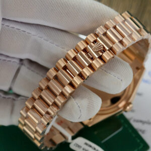 ĐỒNG HỒ ROLEX DAY-DATE CHẾ TÁC MẶT MOP CỌC SỐ MOISSANITE BỌC VÀNG 18K 36MM 8 ĐỒNG HỒ ROLEX DAY-DATE CHẾ TÁC MẶT MOP CỌC SỐ MOISSANITE BỌC VÀNG 18K 36MM