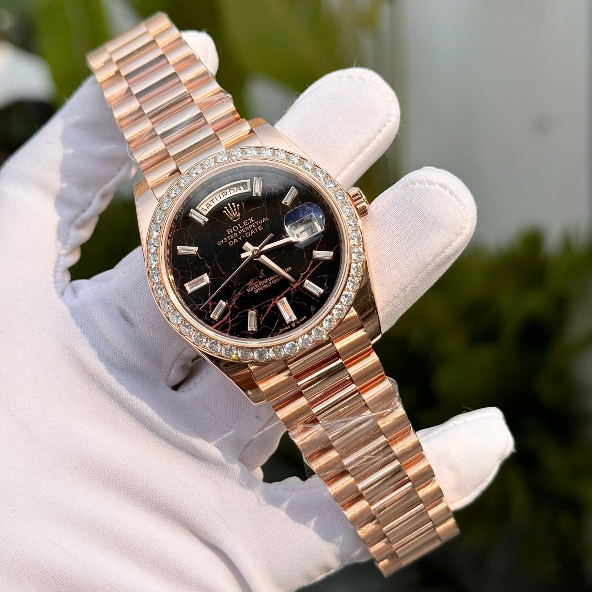 ĐỒNG HỒ ROLEX DAY-DATE CHẾ TÁC MẶT THIÊN THẠCH ĐÍNH MOISSANITE 40MM (3) ĐỒNG HỒ ROLEX DAY-DATE CHẾ TÁC MẶT THIÊN THẠCH ĐÍNH MOISSANITE 40MM