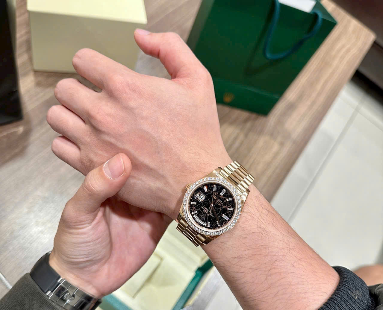 ĐỒNG HỒ ROLEX DAY-DATE CHẾ TÁC MẶT THIÊN THẠCH ĐÍNH MOISSANITE 40MM (4) ĐỒNG HỒ ROLEX DAY-DATE CHẾ TÁC MẶT THIÊN THẠCH ĐÍNH MOISSANITE 40MM