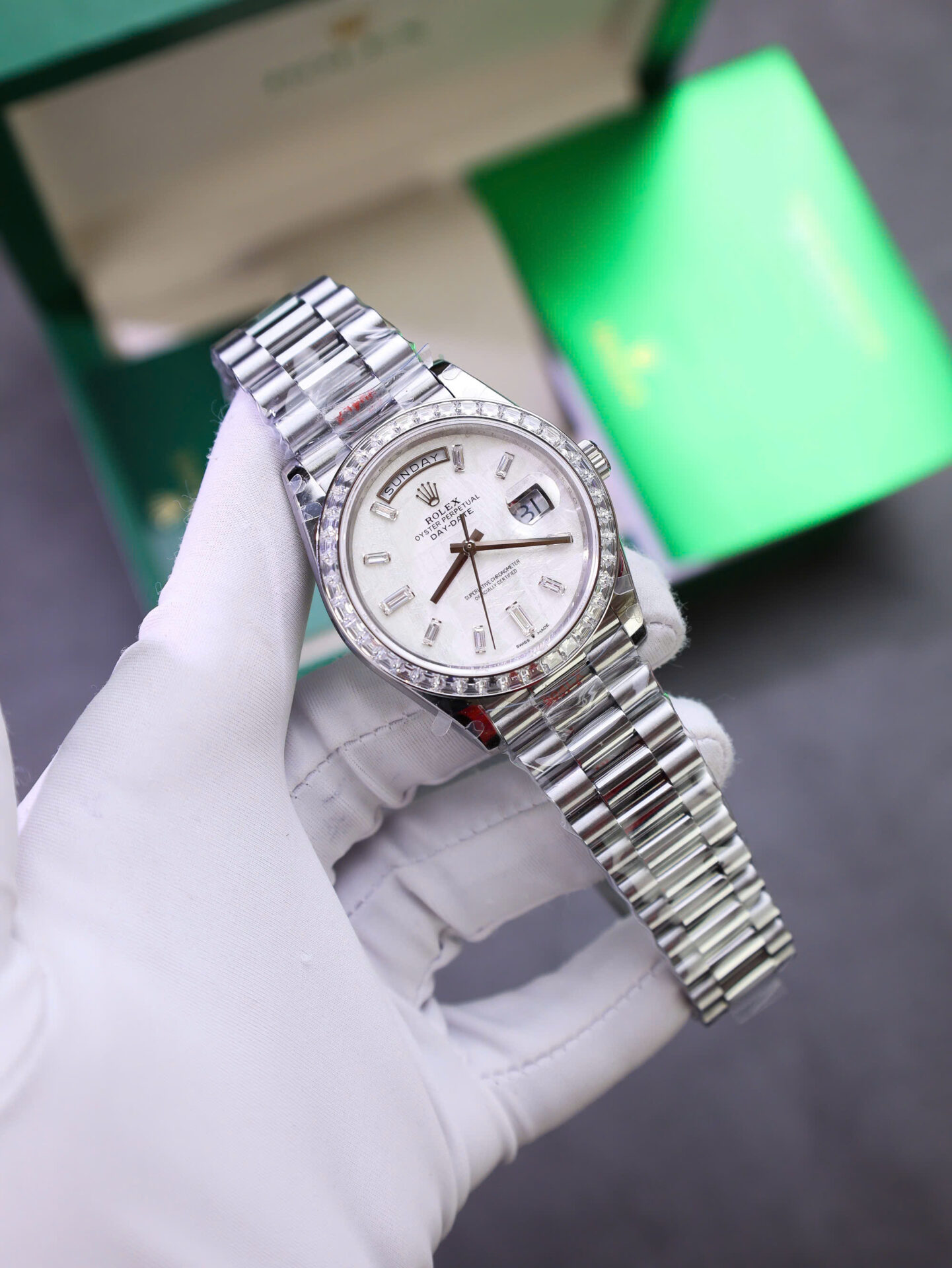 ĐỒNG HỒ ROLEX DAY-DATE CHẾ TÁC MẶT THIÊN THẠCH ĐÍNH MOISSANITE BAGUETTE 40MM (7) ĐỒNG HỒ ROLEX DAY-DATE CHẾ TÁC MẶT THIÊN THẠCH ĐÍNH MOISSANITE BAGUETTE 40MM