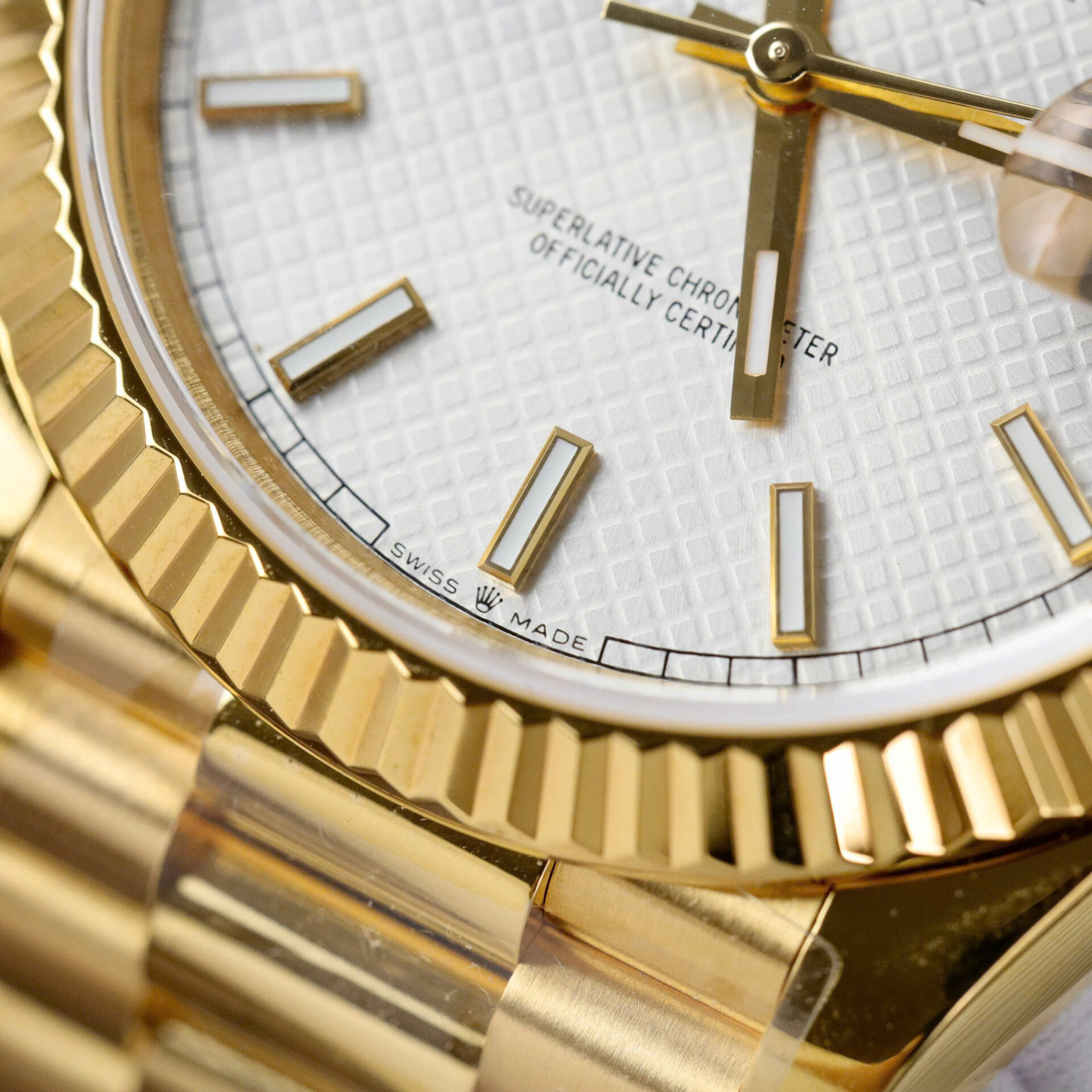 ĐỒNG HỒ ROLEX DAY-DATE CHẾ TÁC MẶT VÂN LƯỚI BỌC VÀNG MOISSANITE BAGUETTE GM 40MM (18) ĐỒNG HỒ ROLEX DAY-DATE CHẾ TÁC MẶT VÂN LƯỚI BỌC VÀNG MOISSANITE BAGUETTE GM 40MM