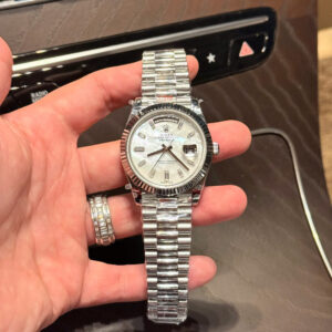 ROLEX DAY-DATE CUSTOM WATCHES NATURAL MOTHER OF PEARL DIAL MOISSANITE GMF 40MM 1 ĐỒNG HỒ ROLEX DAY-DATE CHẾ TÁC MẶT XÀ CỪ TỰ NHIÊN CỌC SỐ MOISSANITE GMF 40MM