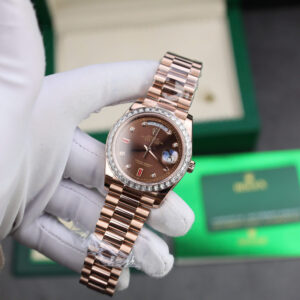 ĐỒNG HỒ ROLEX DAY-DATE CHẾ TÁC MOISSANITE BAGUETTE BỌC VÀNG HỒNG 40MM 2 ĐỒNG HỒ ROLEX DAY-DATE CHẾ TÁC MOISSANITE BAGUETTE BỌC VÀNG HỒNG 40MM