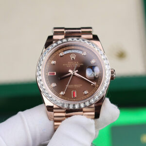 ĐỒNG HỒ ROLEX DAY-DATE CHẾ TÁC MOISSANITE BAGUETTE BỌC VÀNG HỒNG 40MM 3 ĐỒNG HỒ ROLEX DAY-DATE CHẾ TÁC MOISSANITE BAGUETTE BỌC VÀNG HỒNG 40MM