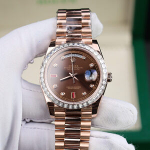 ĐỒNG HỒ ROLEX DAY-DATE CHẾ TÁC MOISSANITE BAGUETTE BỌC VÀNG HỒNG 40MM 4 ĐỒNG HỒ ROLEX DAY-DATE CHẾ TÁC MOISSANITE BAGUETTE BỌC VÀNG HỒNG 40MM