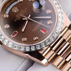 ĐỒNG HỒ ROLEX DAY-DATE CHẾ TÁC MOISSANITE BAGUETTE BỌC VÀNG HỒNG 40MM 5 ĐỒNG HỒ ROLEX DAY-DATE CHẾ TÁC MOISSANITE BAGUETTE BỌC VÀNG HỒNG 40MM