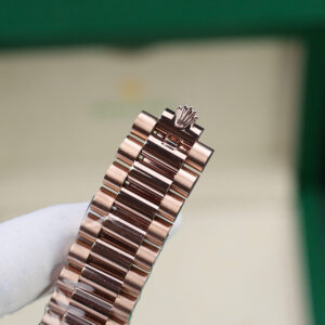 ĐỒNG HỒ ROLEX DAY-DATE CHẾ TÁC MOISSANITE BAGUETTE BỌC VÀNG HỒNG 40MM 6 ĐỒNG HỒ ROLEX DAY-DATE CHẾ TÁC MOISSANITE BAGUETTE BỌC VÀNG HỒNG 40MM