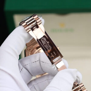 ĐỒNG HỒ ROLEX DAY-DATE CHẾ TÁC MOISSANITE BAGUETTE BỌC VÀNG HỒNG 40MM 8 ĐỒNG HỒ ROLEX DAY-DATE CHẾ TÁC MOISSANITE BAGUETTE BỌC VÀNG HỒNG 40MM