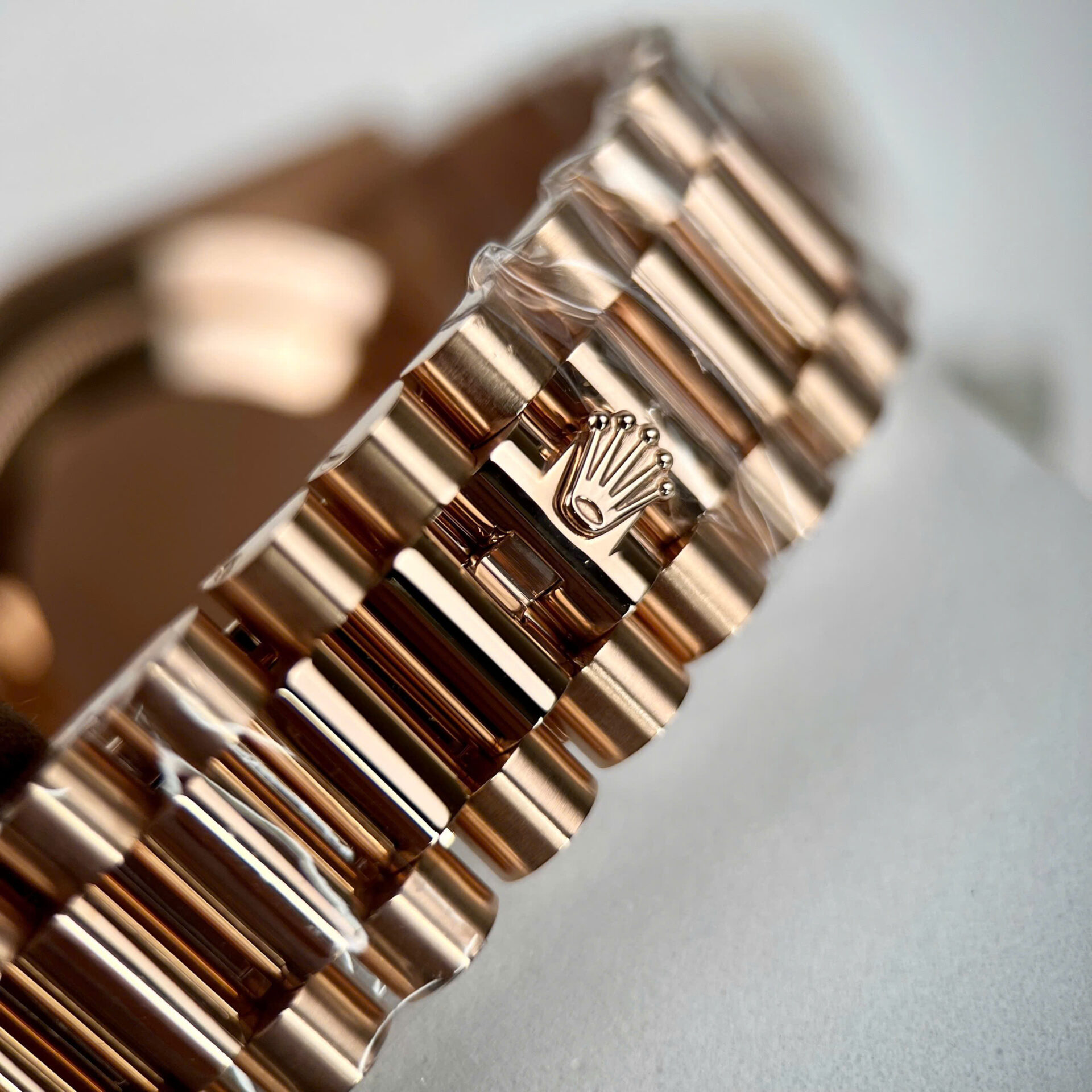 ĐỒNG HỒ ROLEX DAY-DATE CHẾ TÁC MOISSANITE BAGUETTE MẶT CHOCOLATE GM 40MM (10) ĐỒNG HỒ ROLEX DAY-DATE CHẾ TÁC MOISSANITE BAGUETTE MẶT CHOCOLATE GM 40MM