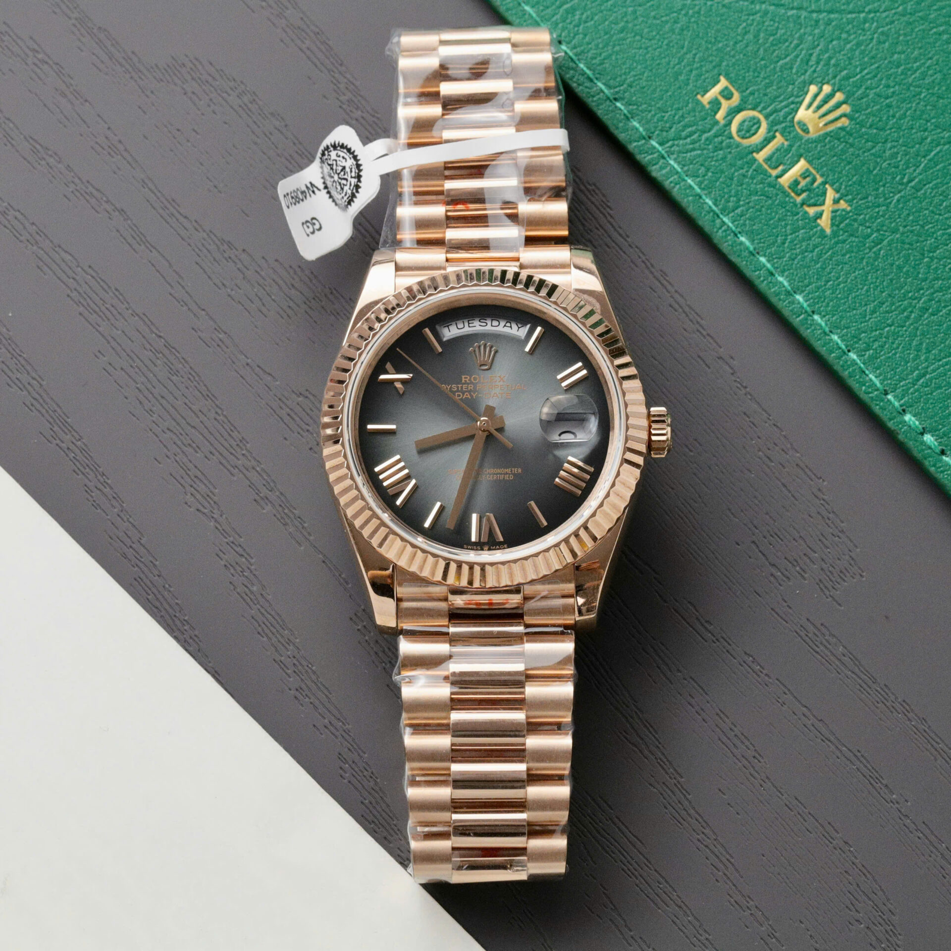 ĐỒNG HỒ ROLEX DAY-DATE MẶT OMBRE REPLICA BỌC VÀNG NHÀ MÁY QF 40MM (4) ĐỒNG HỒ ROLEX DAY-DATE MẶT OMBRE REPLICA BỌC VÀNG NHÀ MÁY QF 40MM (1)