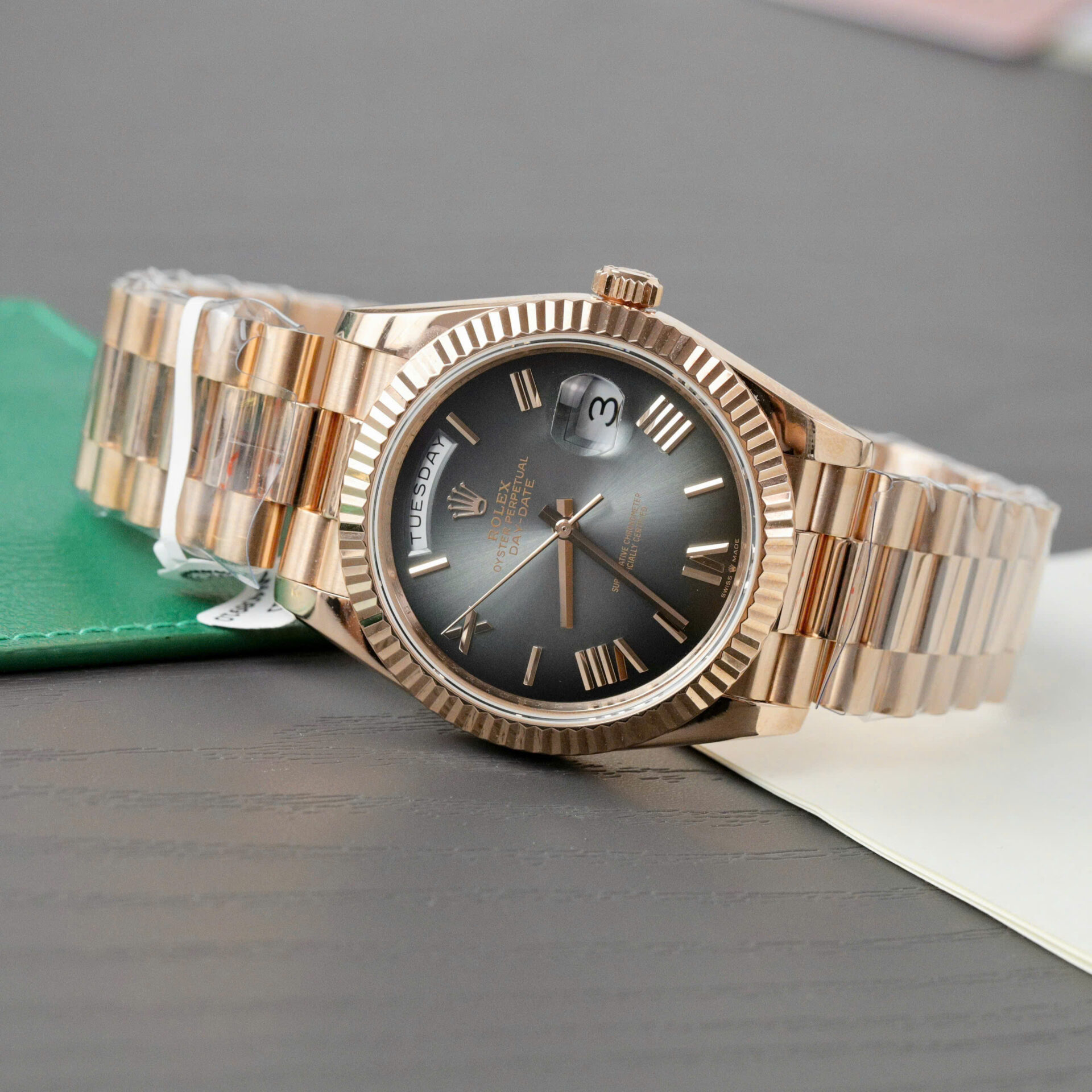 ĐỒNG HỒ ROLEX DAY-DATE MẶT OMBRE REPLICA BỌC VÀNG NHÀ MÁY QF 40MM (8) ĐỒNG HỒ ROLEX DAY-DATE MẶT OMBRE REPLICA BỌC VÀNG NHÀ MÁY QF 40MM (1)