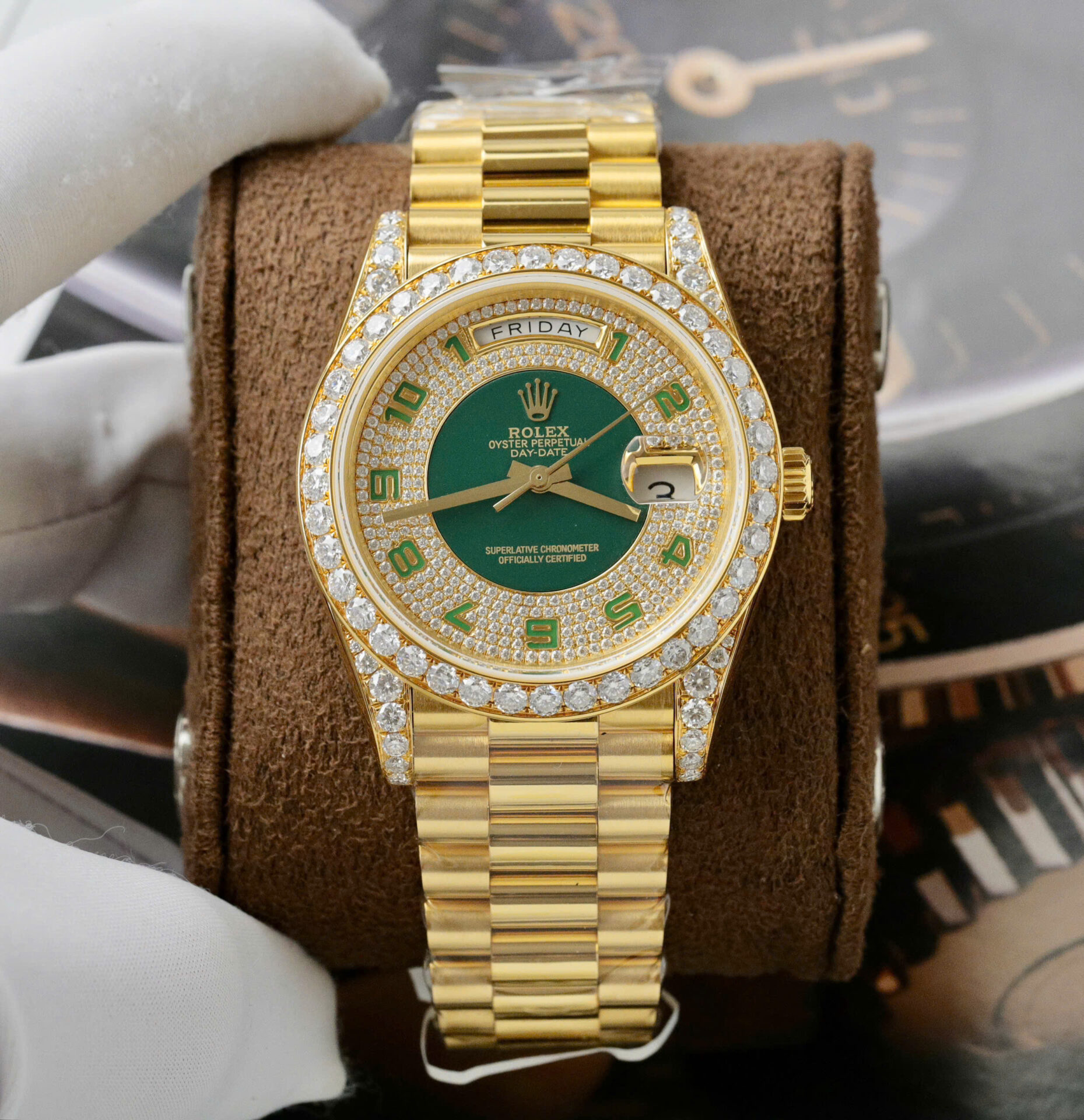 ĐỒNG HỒ ROLEX DAY-DATE REPLICA BỌC VÀNG FULL MOISSANITE CỌC SỐ XANH GM 40MM (2) ĐỒNG HỒ ROLEX DAY-DATE REPLICA BỌC VÀNG FULL MOISSANITE CỌC SỐ XANH GM 40MM (1)