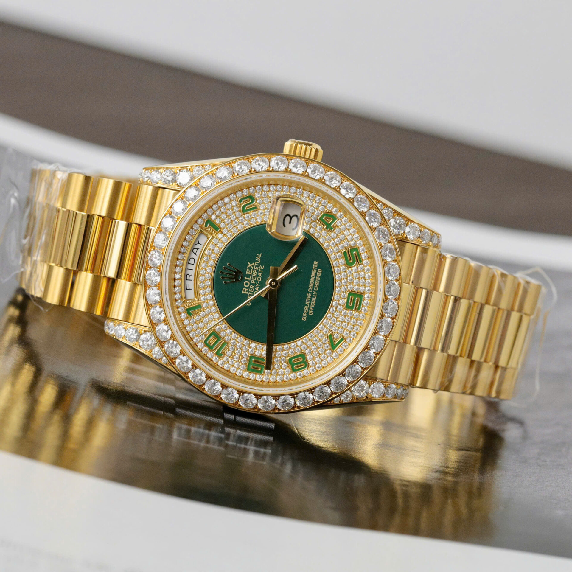 ĐỒNG HỒ ROLEX DAY-DATE REPLICA BỌC VÀNG FULL MOISSANITE CỌC SỐ XANH GM 40MM (3) ĐỒNG HỒ ROLEX DAY-DATE REPLICA BỌC VÀNG FULL MOISSANITE CỌC SỐ XANH GM 40MM (1)