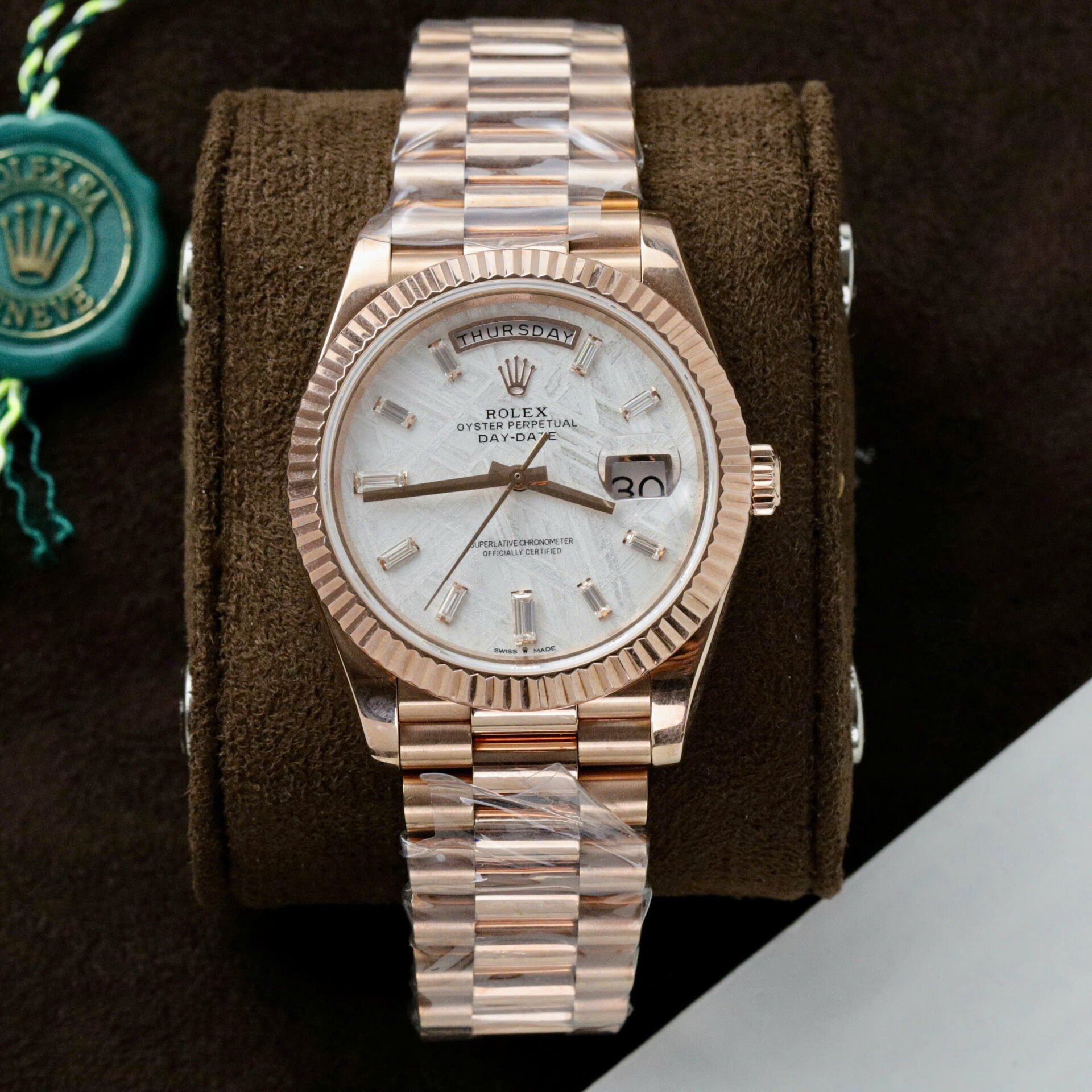 ĐỒNG HỒ ROLEX DAY-DATE REPLICA MẶT THIÊN THẠCH BỌC VÀNG MOISSANITE GM 40MM (4) ĐỒNG HỒ ROLEX DAY-DATE REPLICA MẶT THIÊN THẠCH BỌC VÀNG MOISSANITE GM 40MM