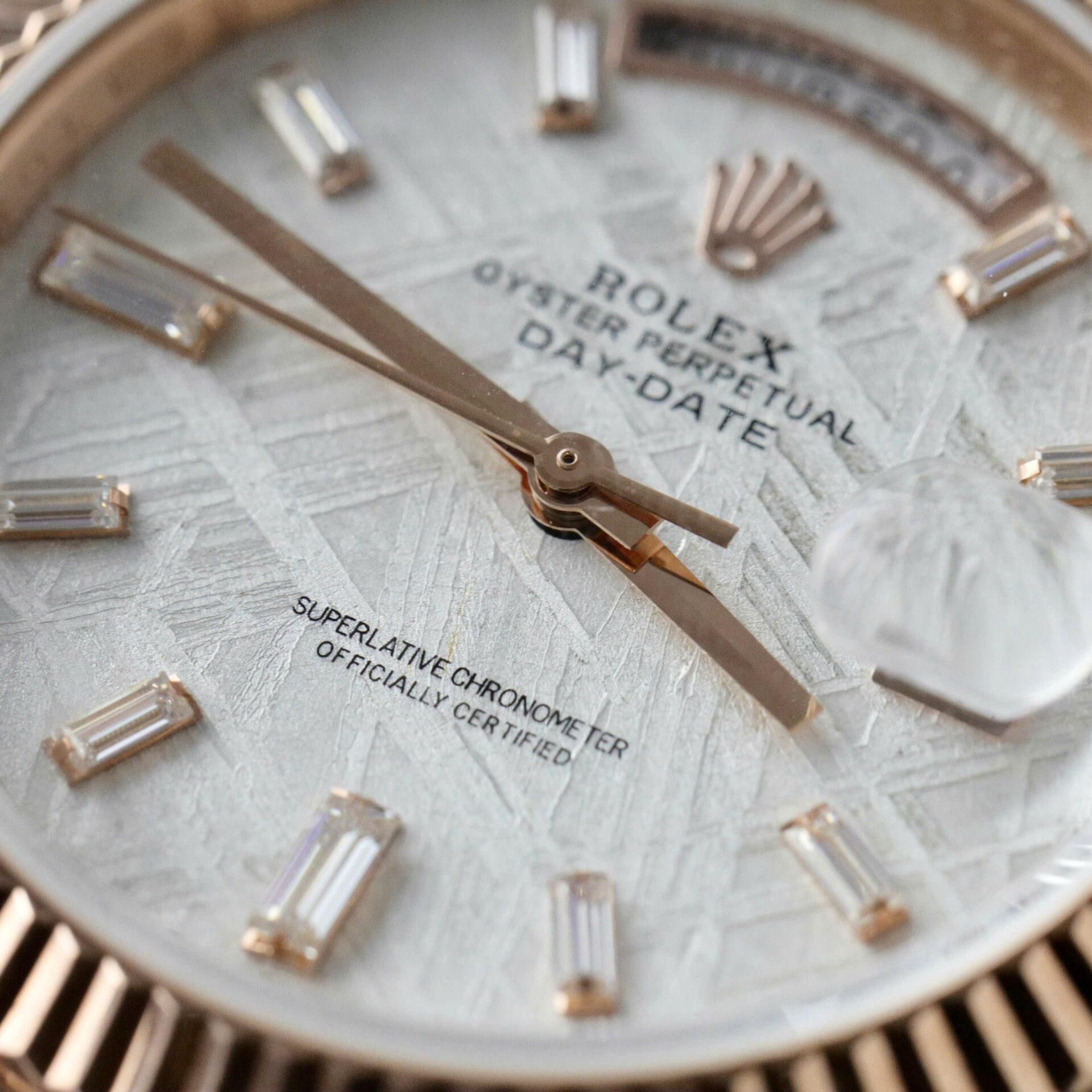 ĐỒNG HỒ ROLEX DAY-DATE REPLICA MẶT THIÊN THẠCH BỌC VÀNG MOISSANITE GM 40MM (6) ĐỒNG HỒ ROLEX DAY-DATE REPLICA MẶT THIÊN THẠCH BỌC VÀNG MOISSANITE GM 40MM