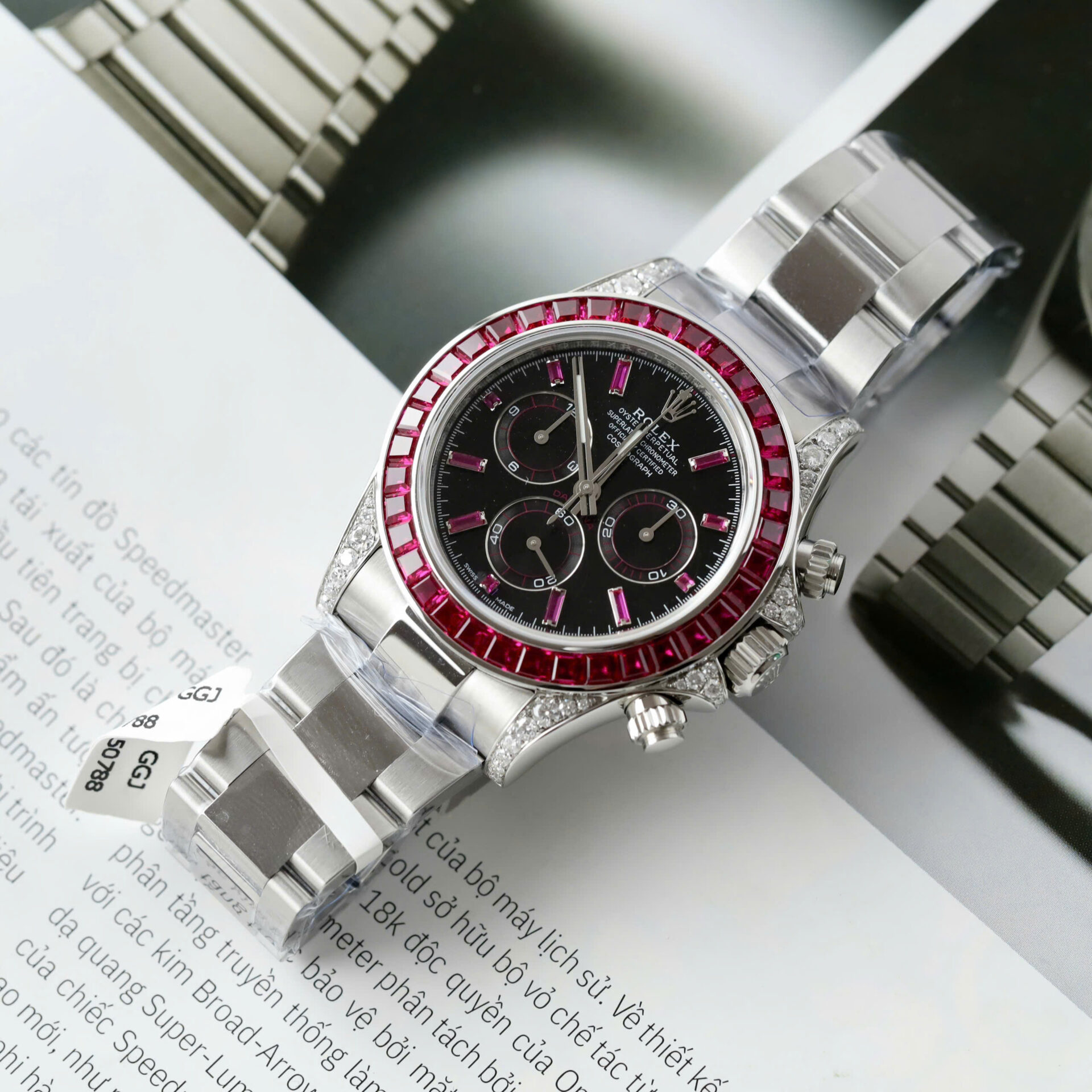ĐỒNG HỒ ROLEX DAYTONA 126599TRU CHẾ TÁC MOISSANITE RUBY ĐỎ MẶT ĐEN 40MM (4) ĐỒNG HỒ ROLEX DAYTONA 126599TRU CHẾ TÁC MOISSANITE RUBY ĐỎ MẶT ĐEN 40MM