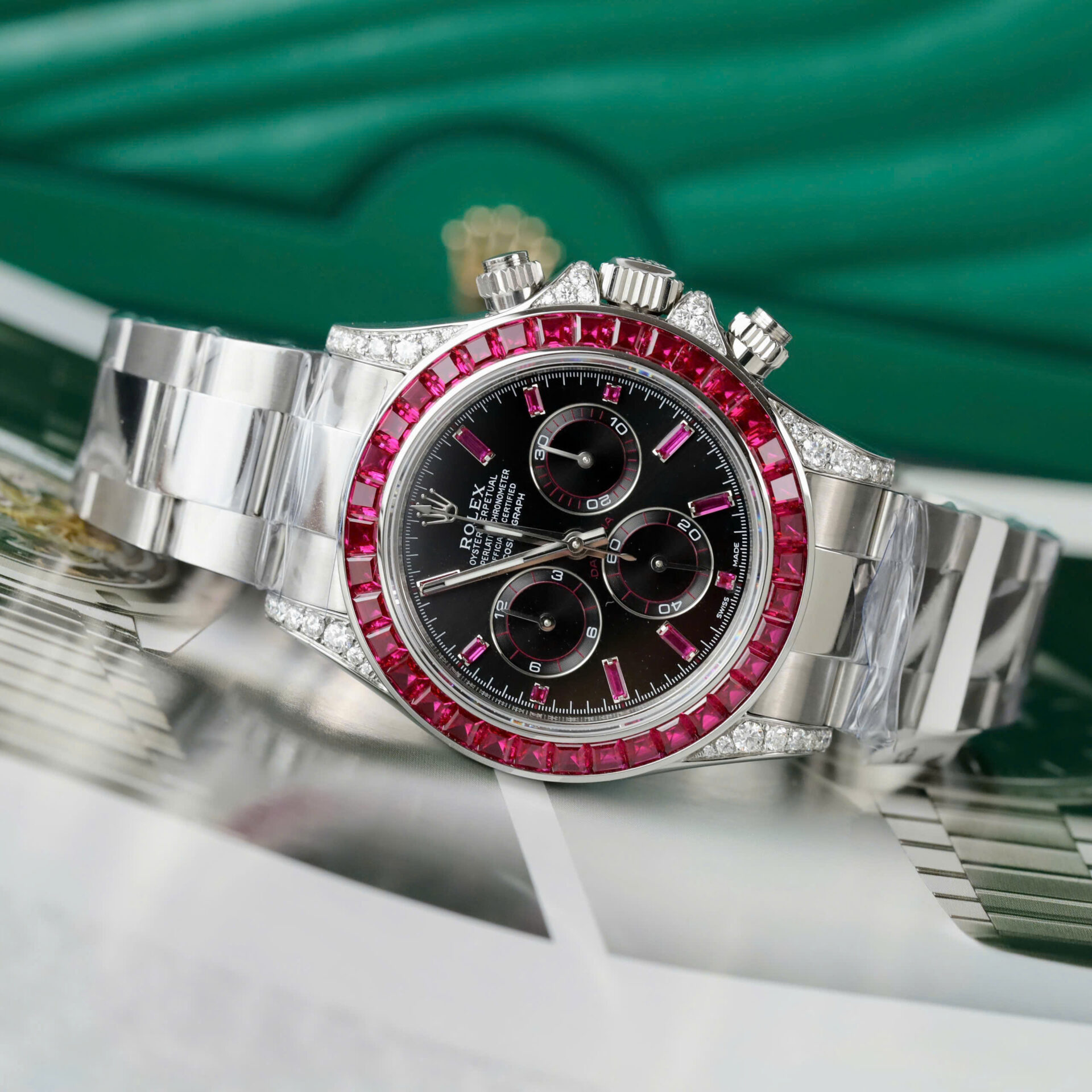 ĐỒNG HỒ ROLEX DAYTONA 126599TRU CHẾ TÁC MOISSANITE RUBY ĐỎ MẶT ĐEN 40MM (5) ĐỒNG HỒ ROLEX DAYTONA 126599TRU CHẾ TÁC MOISSANITE RUBY ĐỎ MẶT ĐEN 40MM