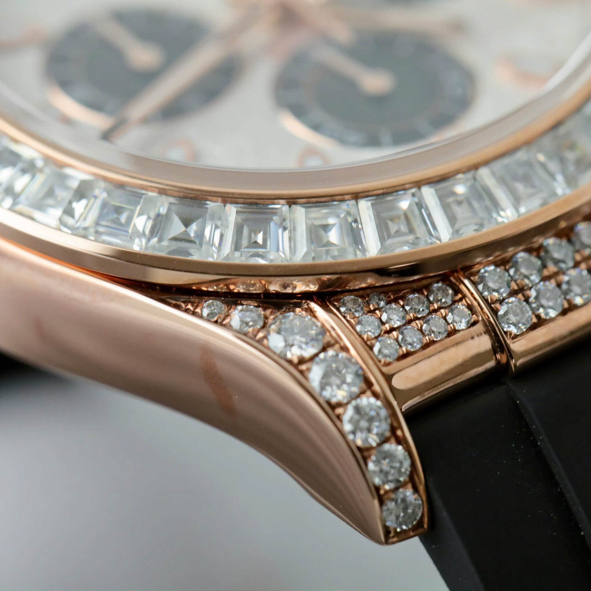 ĐỒNG HỒ ROLEX DAYTONA CHẾ TÁC MẶT THIÊN THẠCH BỌC VÀNG MOISSANITE BAGUETTE 40MM (6) ĐỒNG HỒ ROLEX DAYTONA CHẾ TÁC MẶT THIÊN THẠCH BỌC VÀNG MOISSANITE BAGUETTE 40MM