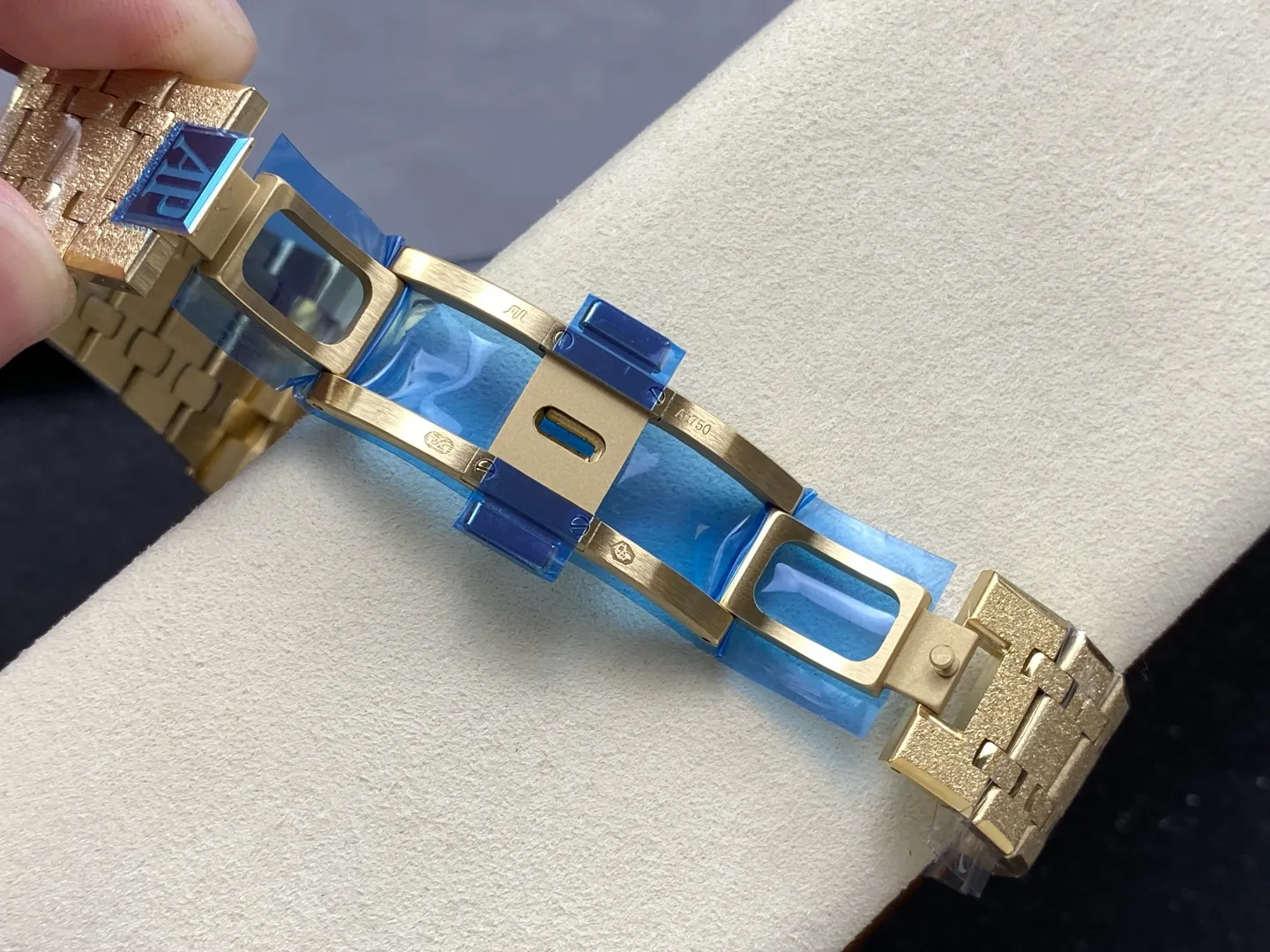 ĐỒNG HỒ AUDEMARS PIGUET ROYAL OAK BEST COPY FROSTED YELLOW GOLD DIAL 41MM (10) ĐỒNG HỒ AUDEMARS PIGUET ROYAL OAK BEST COPY FROSTED YELLOW GOLD DIAL 41MM (2)