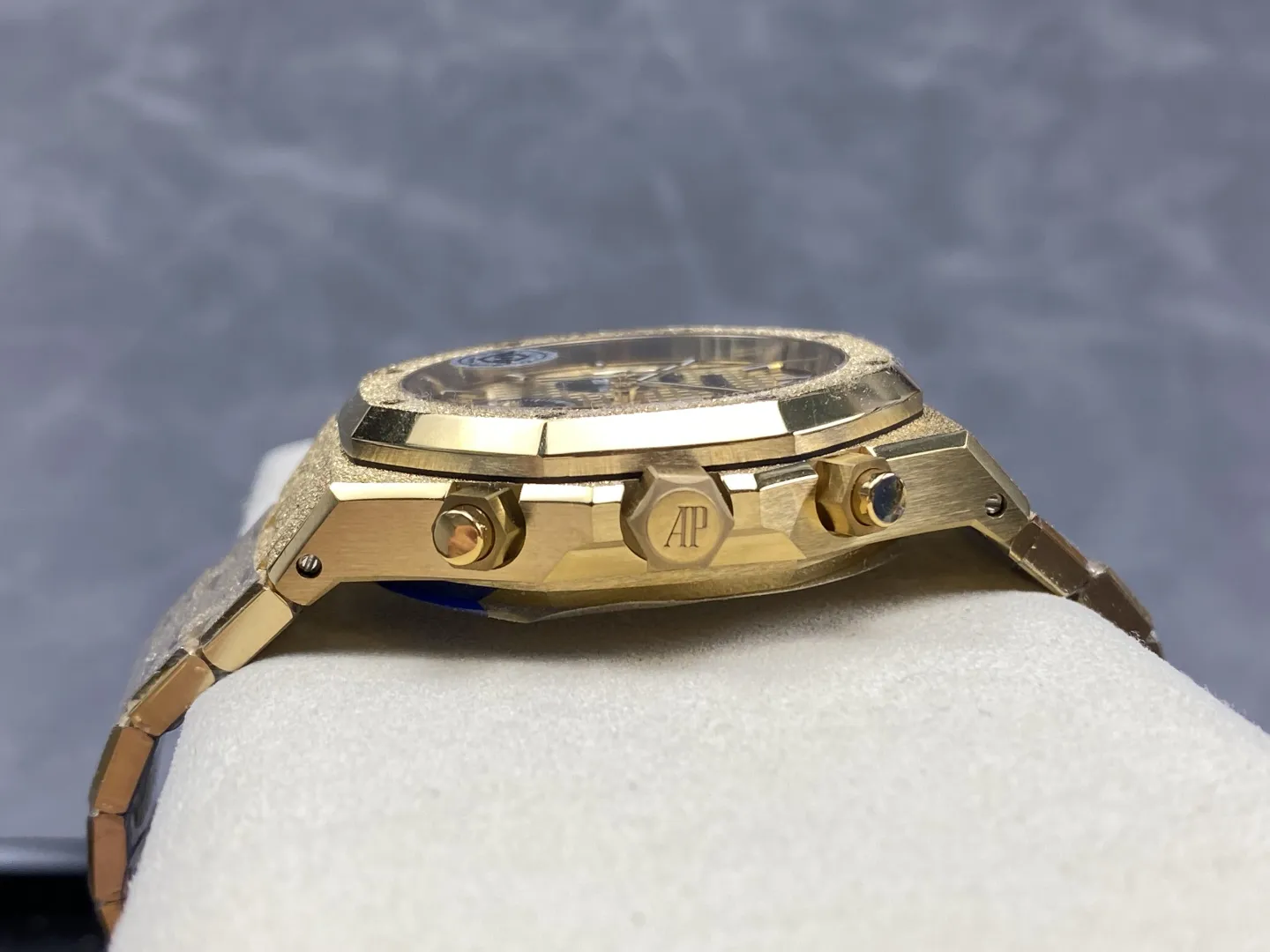 ĐỒNG HỒ AUDEMARS PIGUET ROYAL OAK BEST COPY FROSTED YELLOW GOLD DIAL 41MM (11) ĐỒNG HỒ AUDEMARS PIGUET ROYAL OAK BEST COPY FROSTED YELLOW GOLD DIAL 41MM (2)