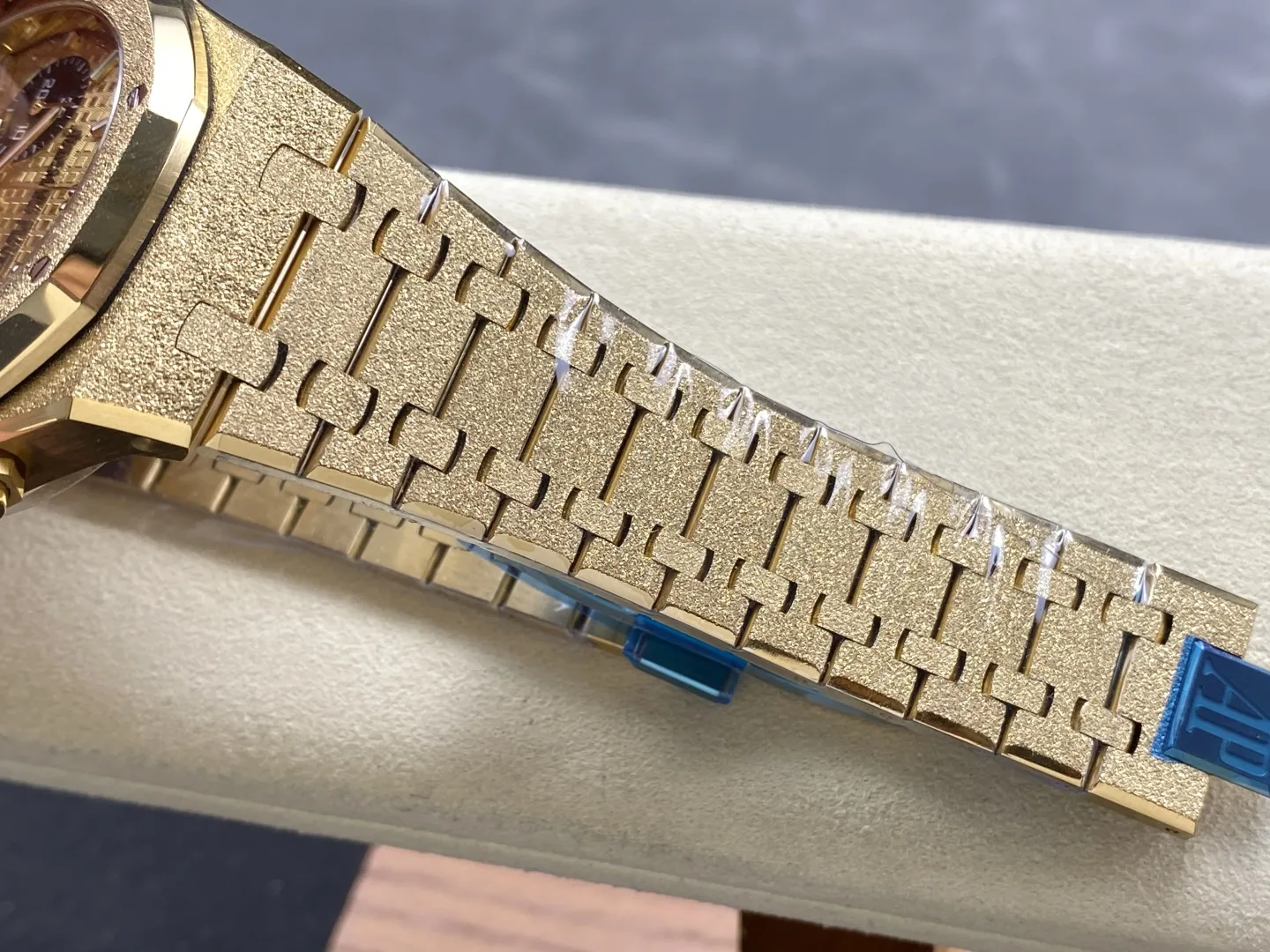 ĐỒNG HỒ AUDEMARS PIGUET ROYAL OAK BEST COPY FROSTED YELLOW GOLD DIAL 41MM (5) ĐỒNG HỒ AUDEMARS PIGUET ROYAL OAK BEST COPY FROSTED YELLOW GOLD DIAL 41MM (2)