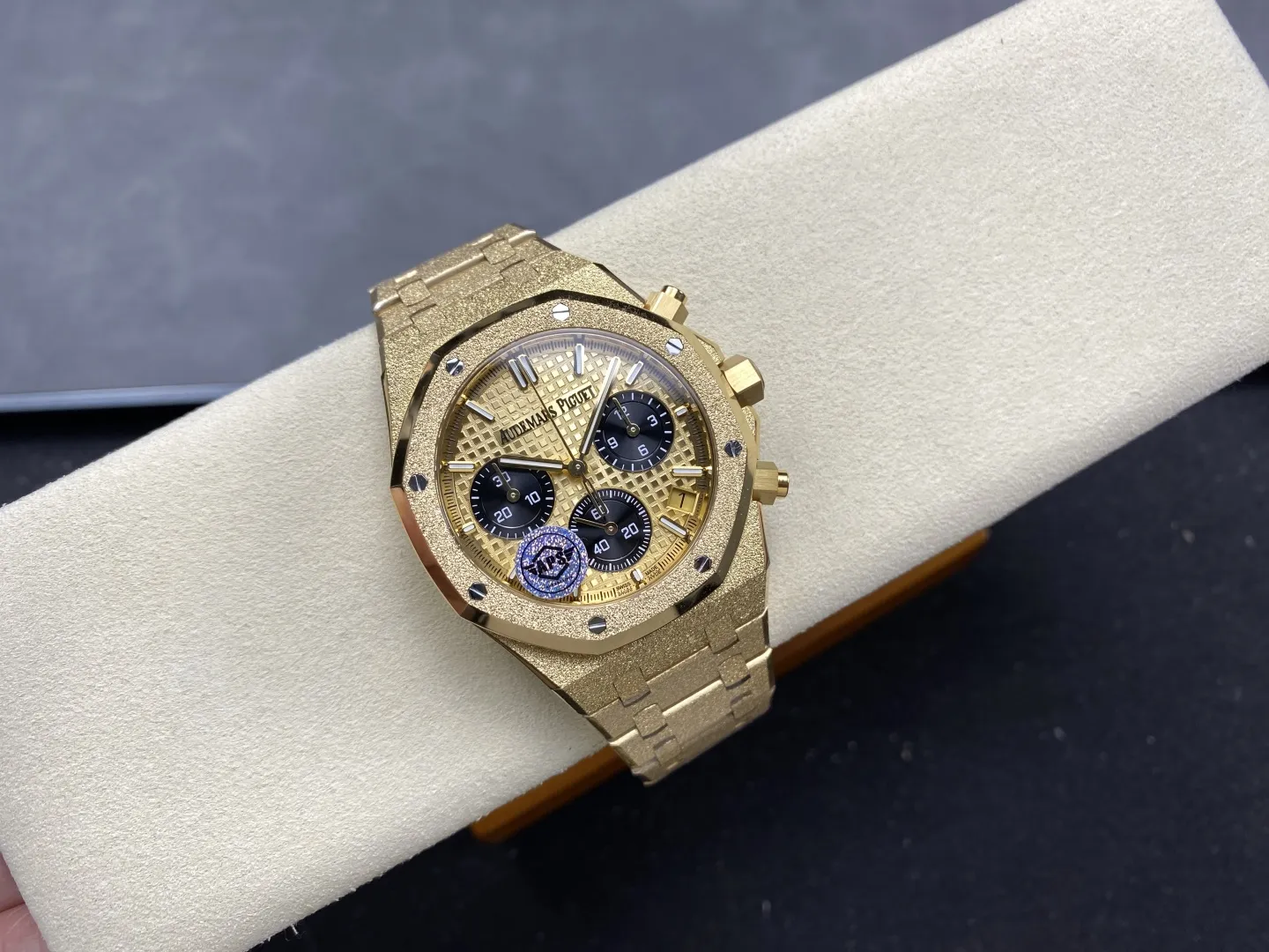 ĐỒNG HỒ AUDEMARS PIGUET ROYAL OAK BEST COPY FROSTED YELLOW GOLD DIAL 41MM (7) ĐỒNG HỒ AUDEMARS PIGUET ROYAL OAK BEST COPY FROSTED YELLOW GOLD DIAL 41MM (2)