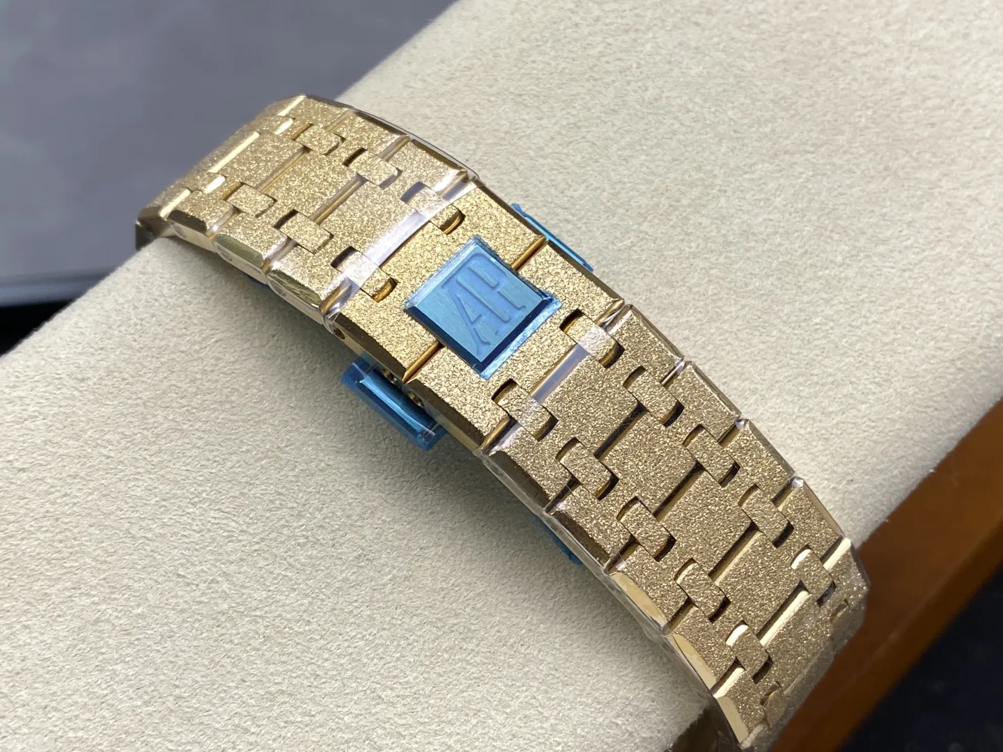 ĐỒNG HỒ AUDEMARS PIGUET ROYAL OAK BEST COPY FROSTED YELLOW GOLD DIAL 41MM (9) ĐỒNG HỒ AUDEMARS PIGUET ROYAL OAK BEST COPY FROSTED YELLOW GOLD DIAL 41MM (2)