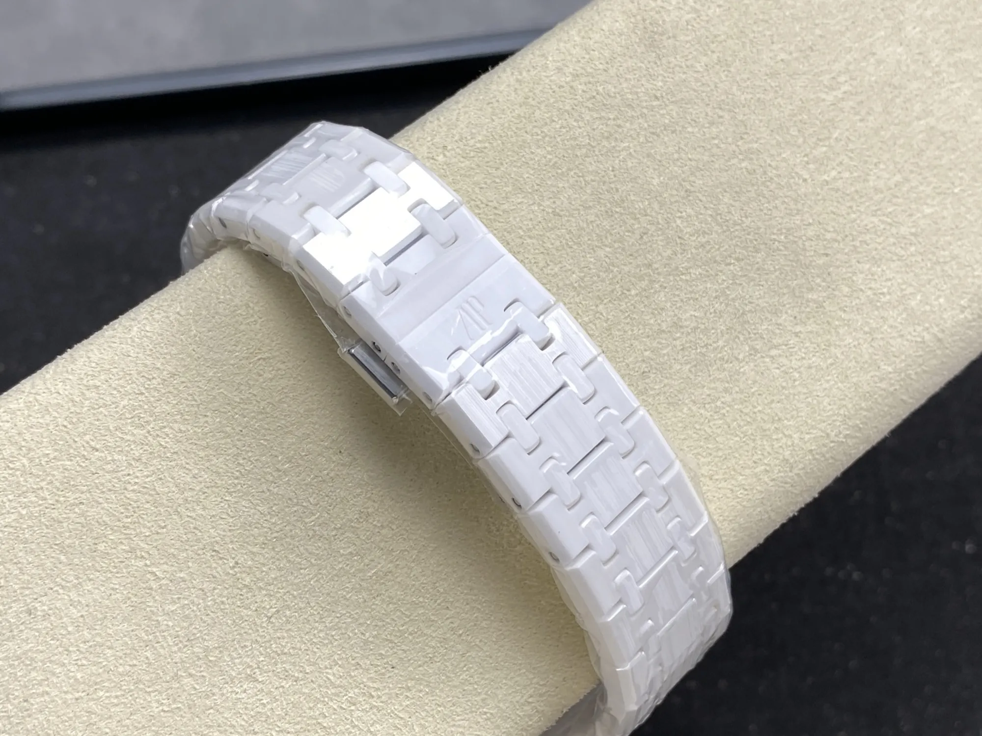 ĐỒNG HỒ AUDEMARS PIGUET ROYAL OAK 15500ST REPLICA GỐM TRẮNG NHÀ MÁY APS 41MM (2) ĐỒNG HỒ AUDEMARS PIGUET ROYAL OAK 15500ST REPLICA GỐM TRẮNG NHÀ MÁY APS 41MM (1)