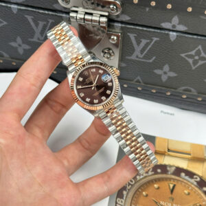 ĐỒNG HỒ ROLEX DATEJUST NỮ MẶT CHOCOLATE CỌC SỐ ĐÍNH ĐÁ NHÀ MÁY THB 31MM 5 ĐỒNG HỒ ROLEX DATEJUST NỮ MẶT CHOCOLATE CỌC SỐ ĐÍNH ĐÁ NHÀ MÁY THB 31MM (1)