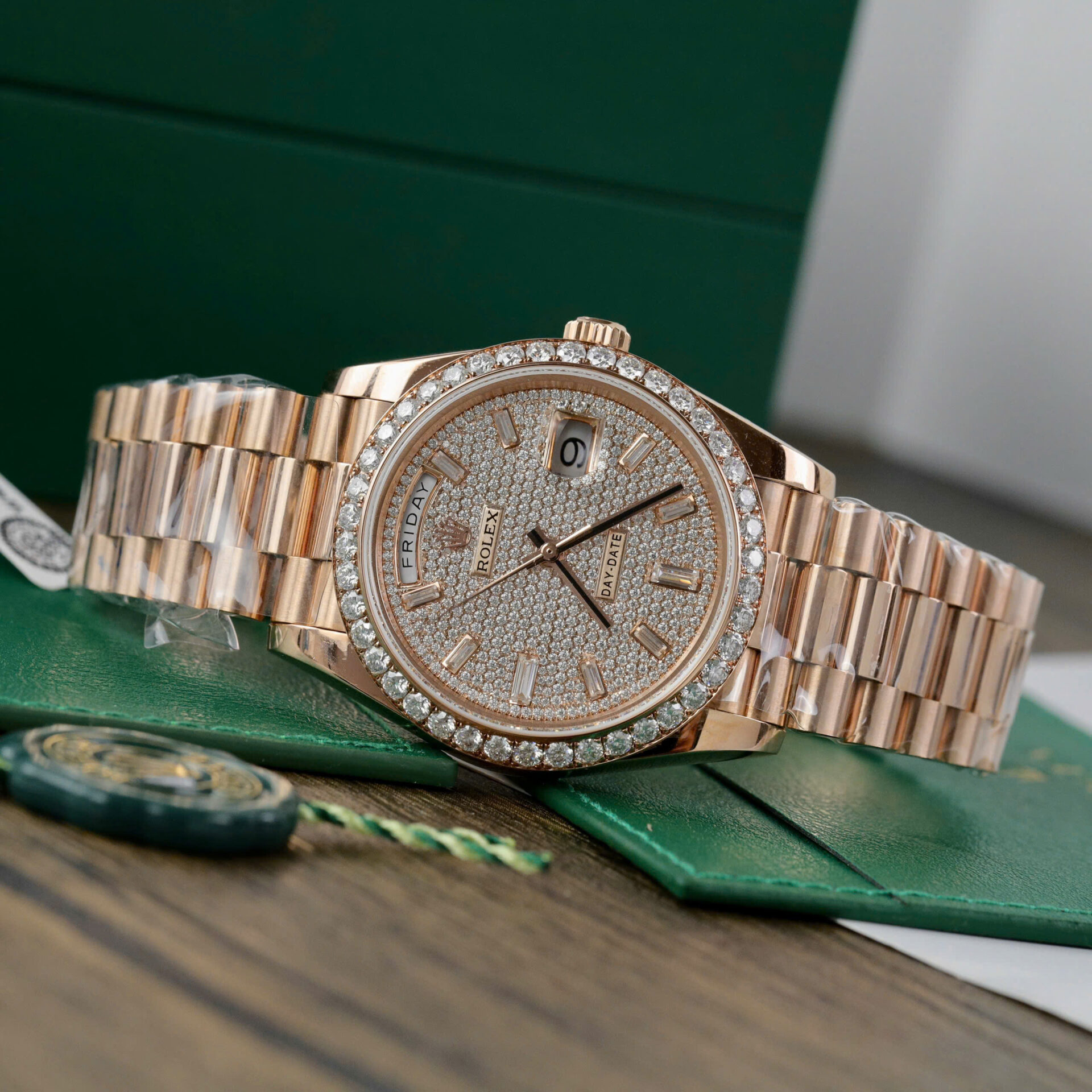 ĐỒNG HỒ ROLEX DAY-DATE BỌC VÀNG 18K CHẾ TÁC MẶT SỐ MOISSANITE 40MM (3) ĐỒNG HỒ ROLEX DAY-DATE BỌC VÀNG 18K CHẾ TÁC MẶT SỐ MOISSANITE 40MM (1)