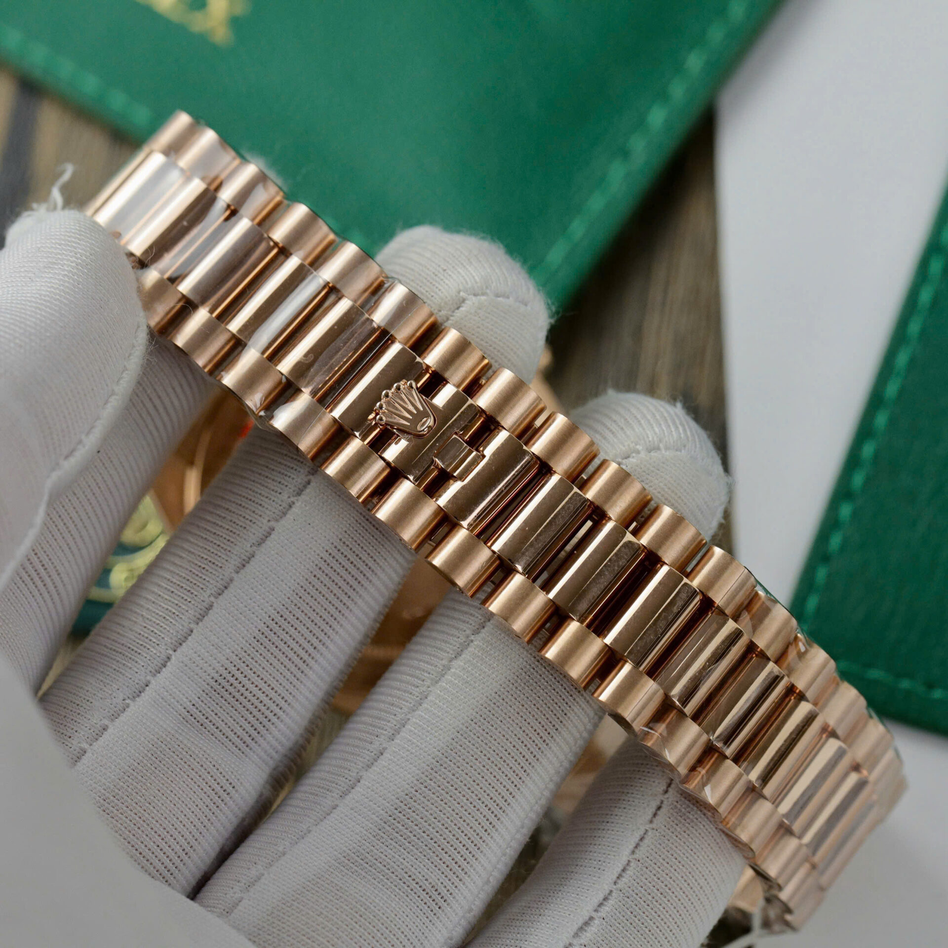 ĐỒNG HỒ ROLEX DAY-DATE BỌC VÀNG 18K CHẾ TÁC MẶT SỐ MOISSANITE 40MM (7) ĐỒNG HỒ ROLEX DAY-DATE BỌC VÀNG 18K CHẾ TÁC MẶT SỐ MOISSANITE 40MM (1)