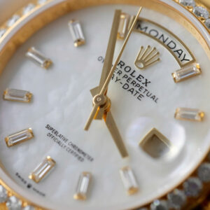 ROLEX DAY-DATE WATCH WITH MOTHER-OF-PEARL DIAL MOISSANITE BAGUETTE DIAMOND 36mm 3 ĐỒNG HỒ ROLEX DAY-DATE MẶT SỐ XÀ CỪ CHẾ TÁC KIM CƯƠNG MOISSANITE BAGUETTE 36MM (1)