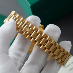 ROLEX DAY-DATE WATCH WITH MOTHER-OF-PEARL DIAL MOISSANITE BAGUETTE DIAMOND 36mm 6 ĐỒNG HỒ ROLEX DAY-DATE MẶT SỐ XÀ CỪ CHẾ TÁC KIM CƯƠNG MOISSANITE BAGUETTE 36MM (1)