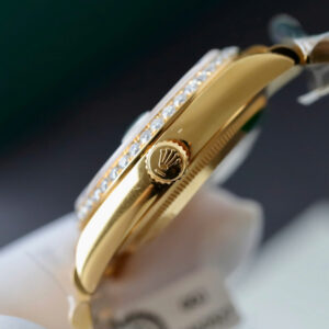 ROLEX DAY-DATE WATCH WITH MOTHER-OF-PEARL DIAL MOISSANITE BAGUETTE DIAMOND 36mm 5 ĐỒNG HỒ ROLEX DAY-DATE MẶT SỐ XÀ CỪ CHẾ TÁC KIM CƯƠNG MOISSANITE BAGUETTE 36MM (1)