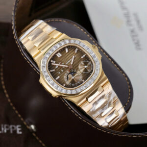 PATEK PHILIPPE NAUTILUS 5724 CUSTOM MOISSANITE 18K GOLD WRAPPED PPF 40MM 1 ĐỒNG HỒ PATEK PHILIPPE NAUTILUS 5724 CHẾ TÁC MOISSANITE BỌC VÀNG 18K PPF 40MM